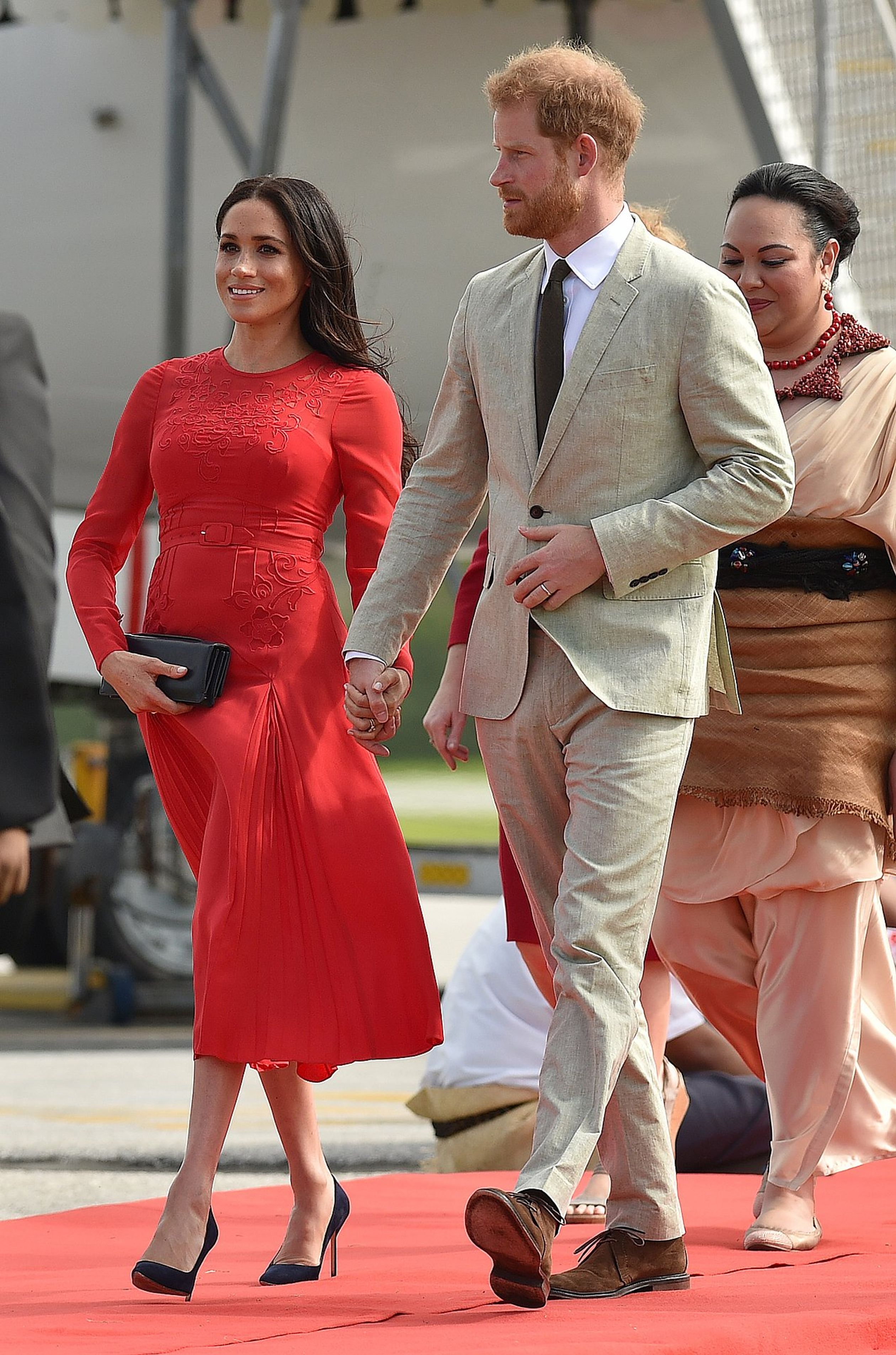 In het warme Tonga koos prins Harry om de warmte te trotseren voor een luchtig linnen beige pak.
