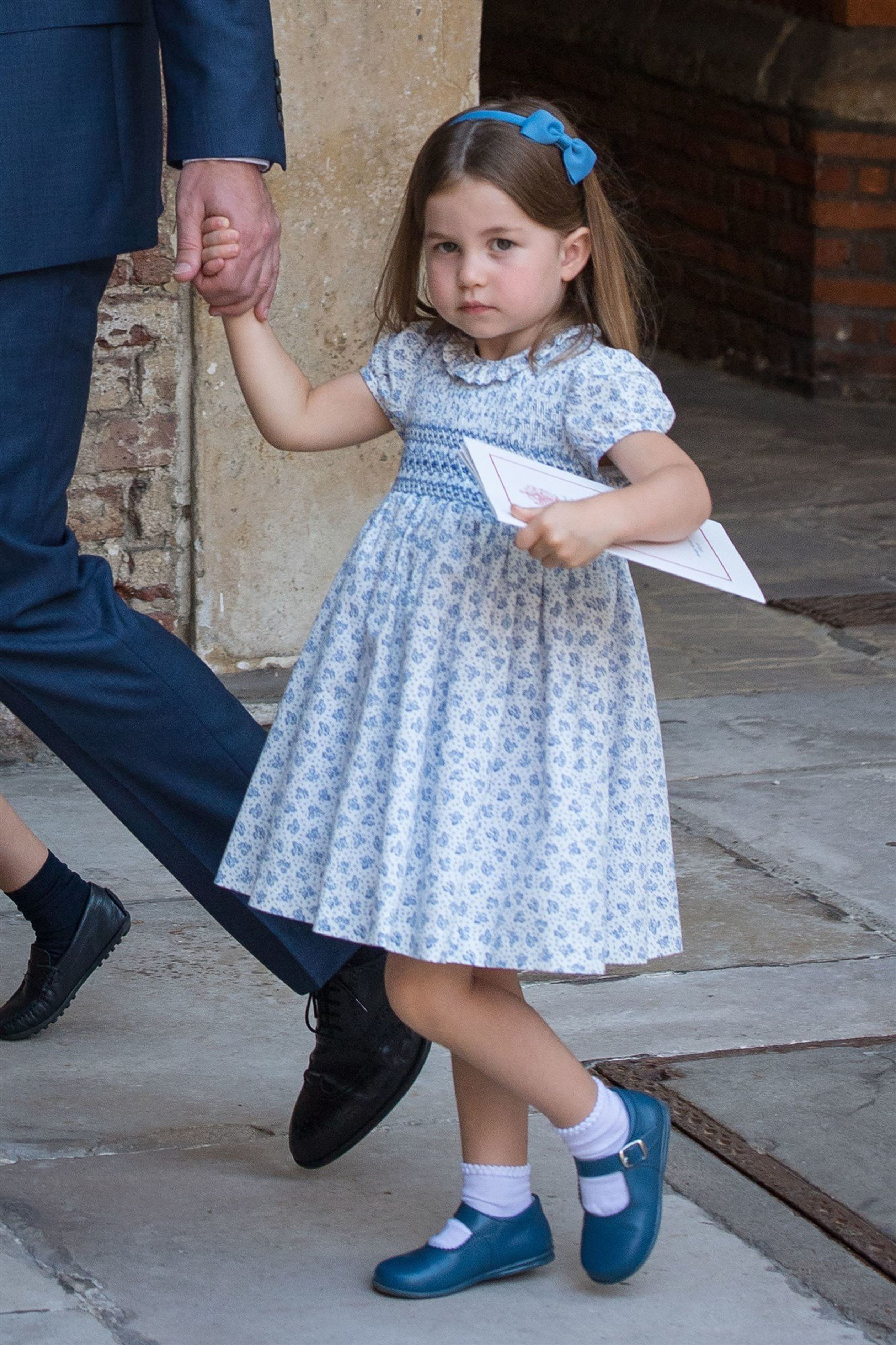 Bij de doop van Louis draagt Charlotte deze blauwe jurk van Amaiah: 95 euro.