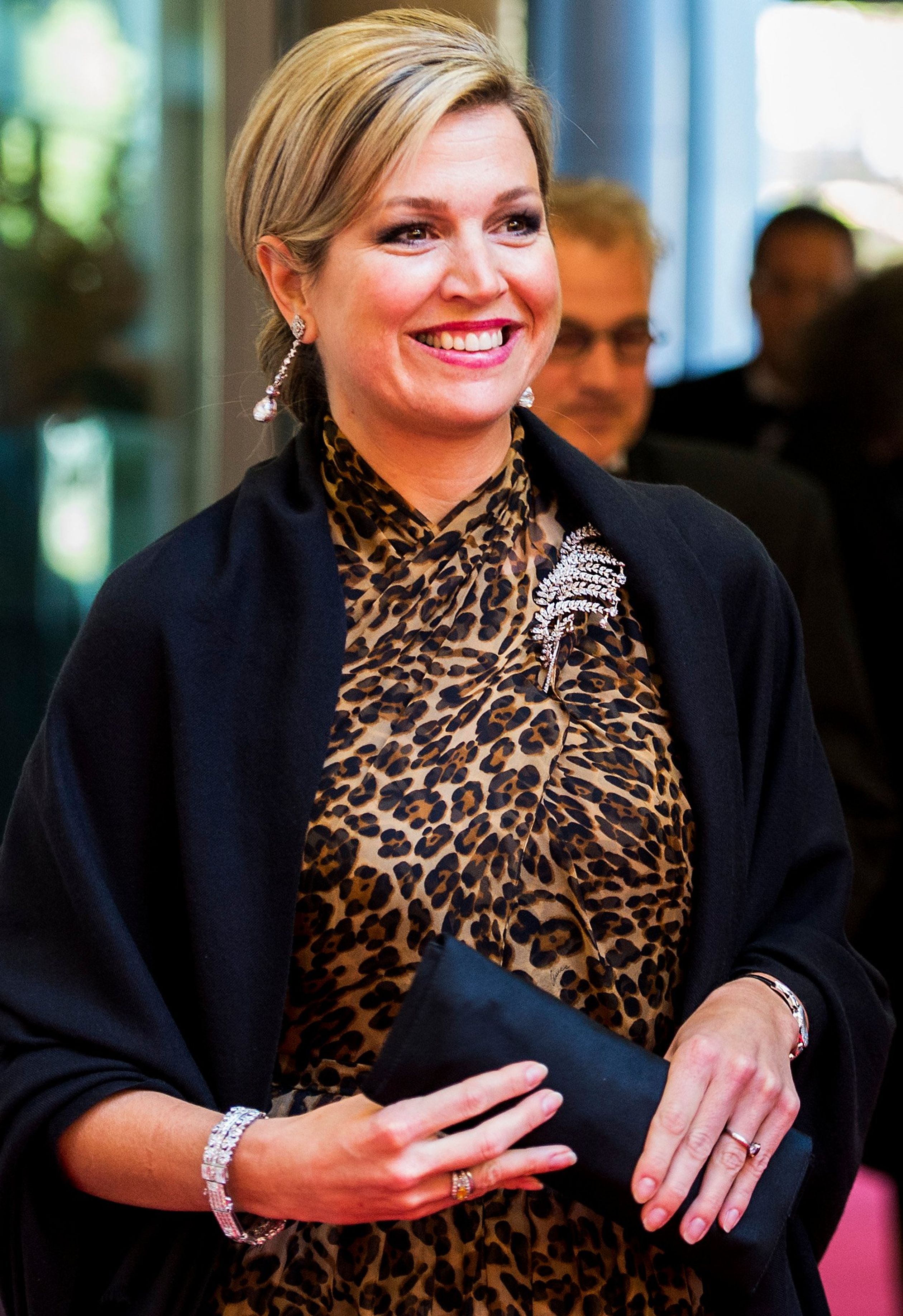 Koningin Máxima arriveert in een japon met jaguarprint bij De Nederlandsche Bank voor de uitreiking