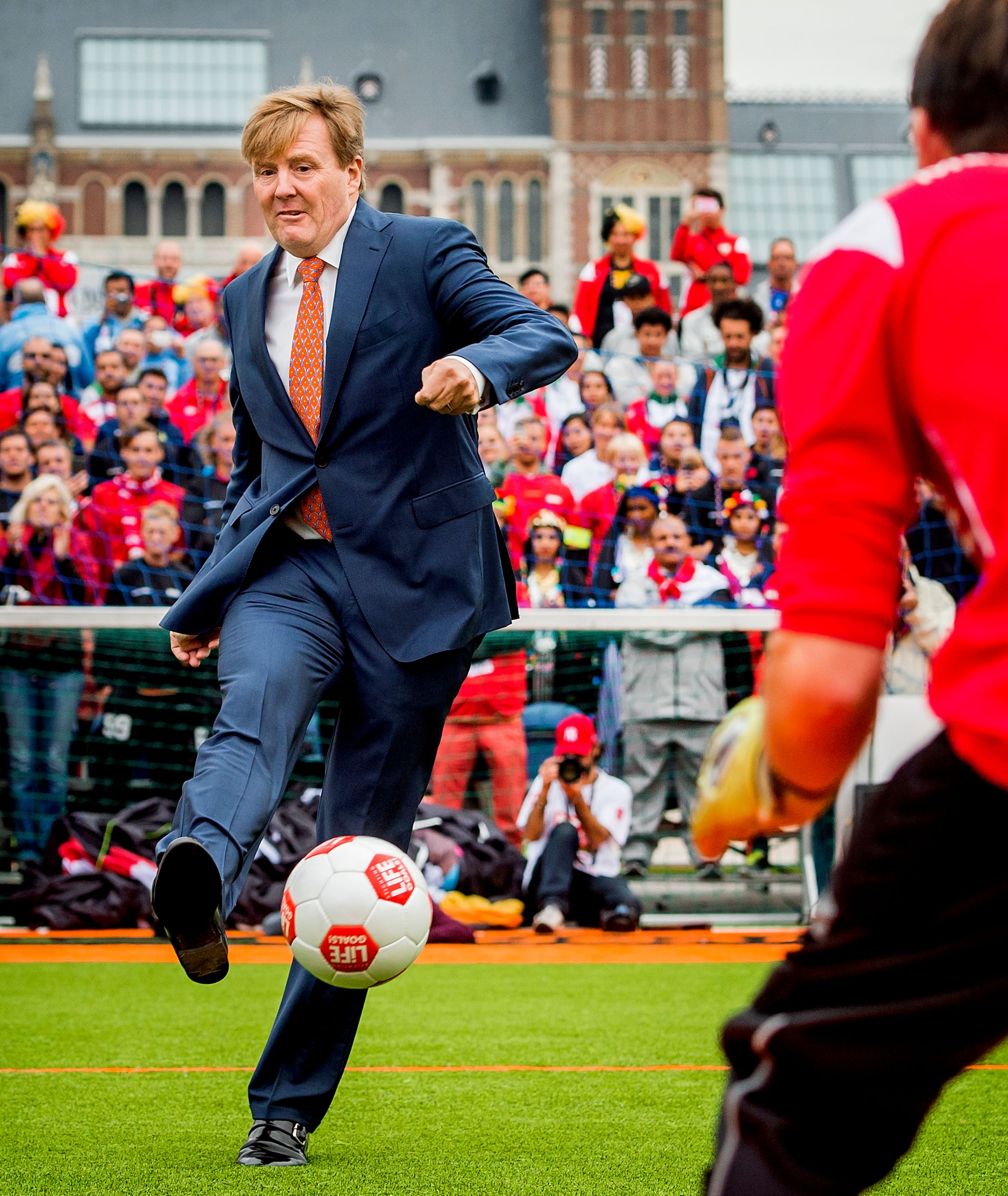 2015: Koning Willem-Alexander tijdens de opening van de Homeless World Cup op het Museumplein.