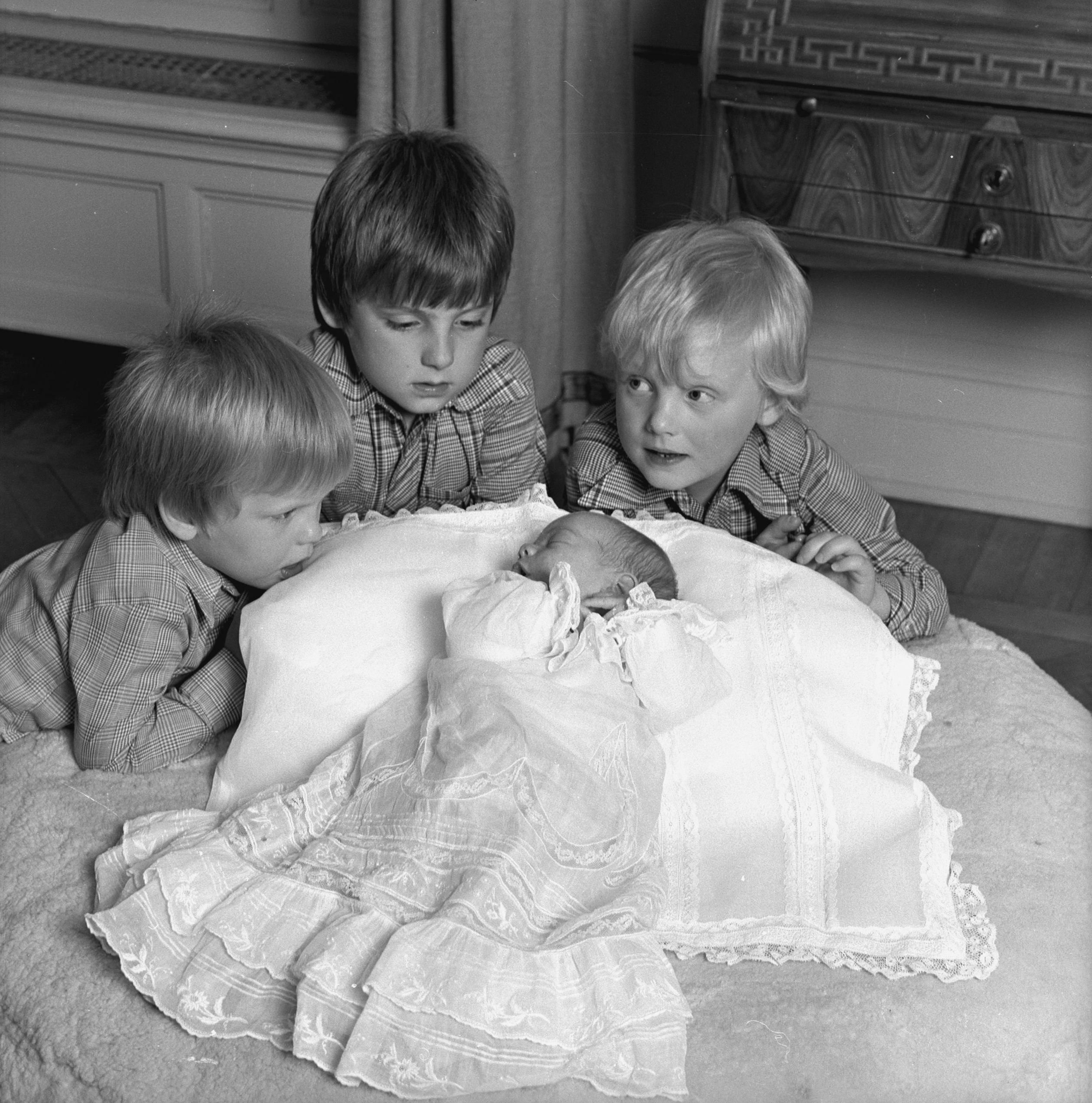 1975: De prinsjes Maurits, Bernhard en Pieter-Christiaan met hun pasgeboren broertje Floris. (Foto: Max Koot - RVD)