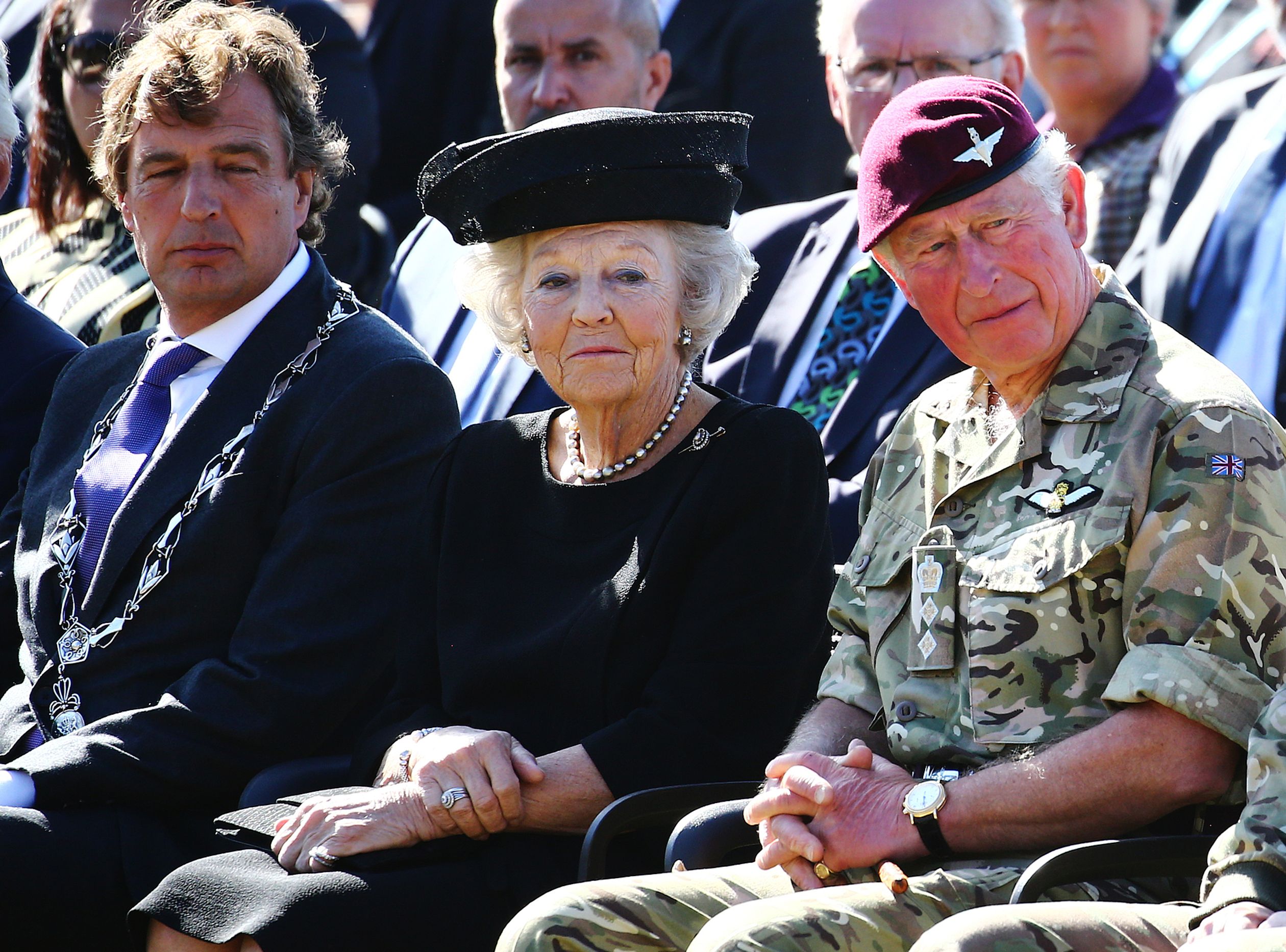 De Britse prins Charles vergezelde Beatrix naar de herdenking van de Market Garden, een militaire
