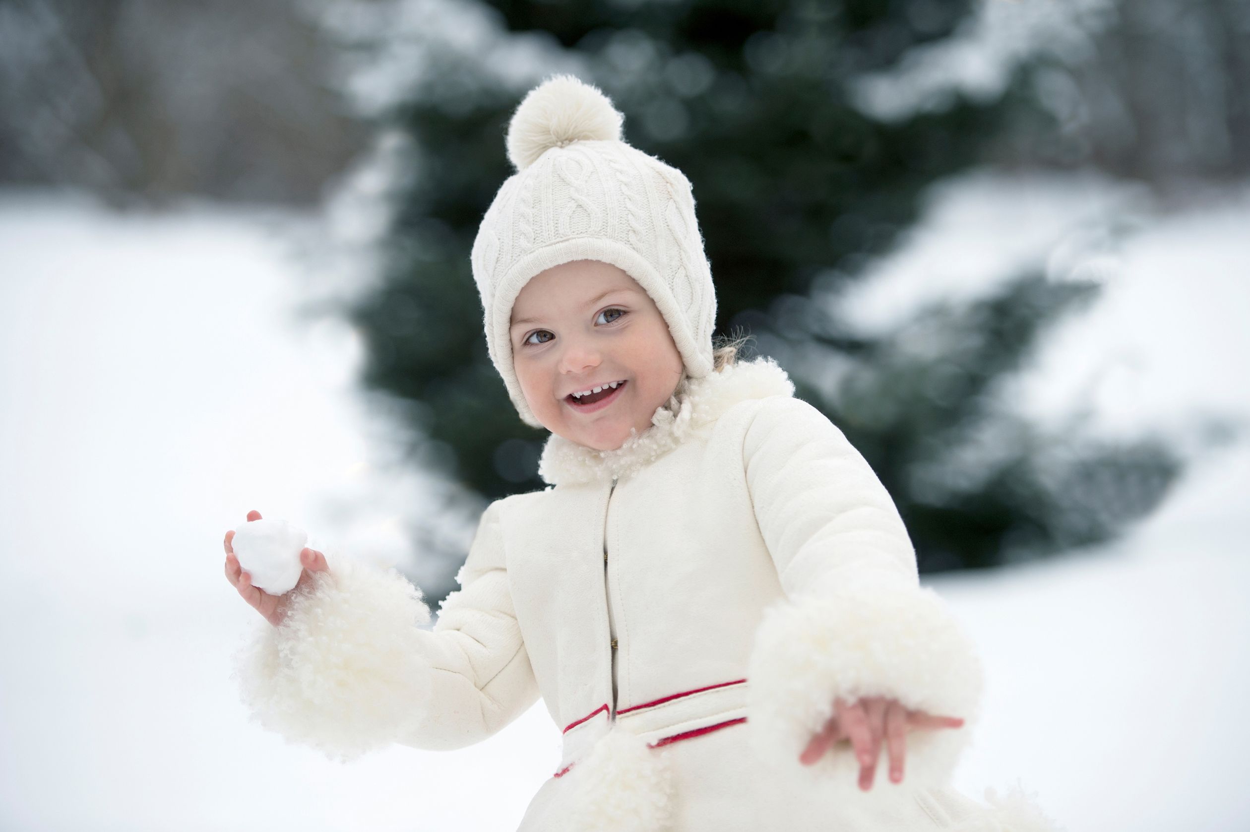 2019: Nog een foto van een driejarige prinses Estelle in de sneeuw.