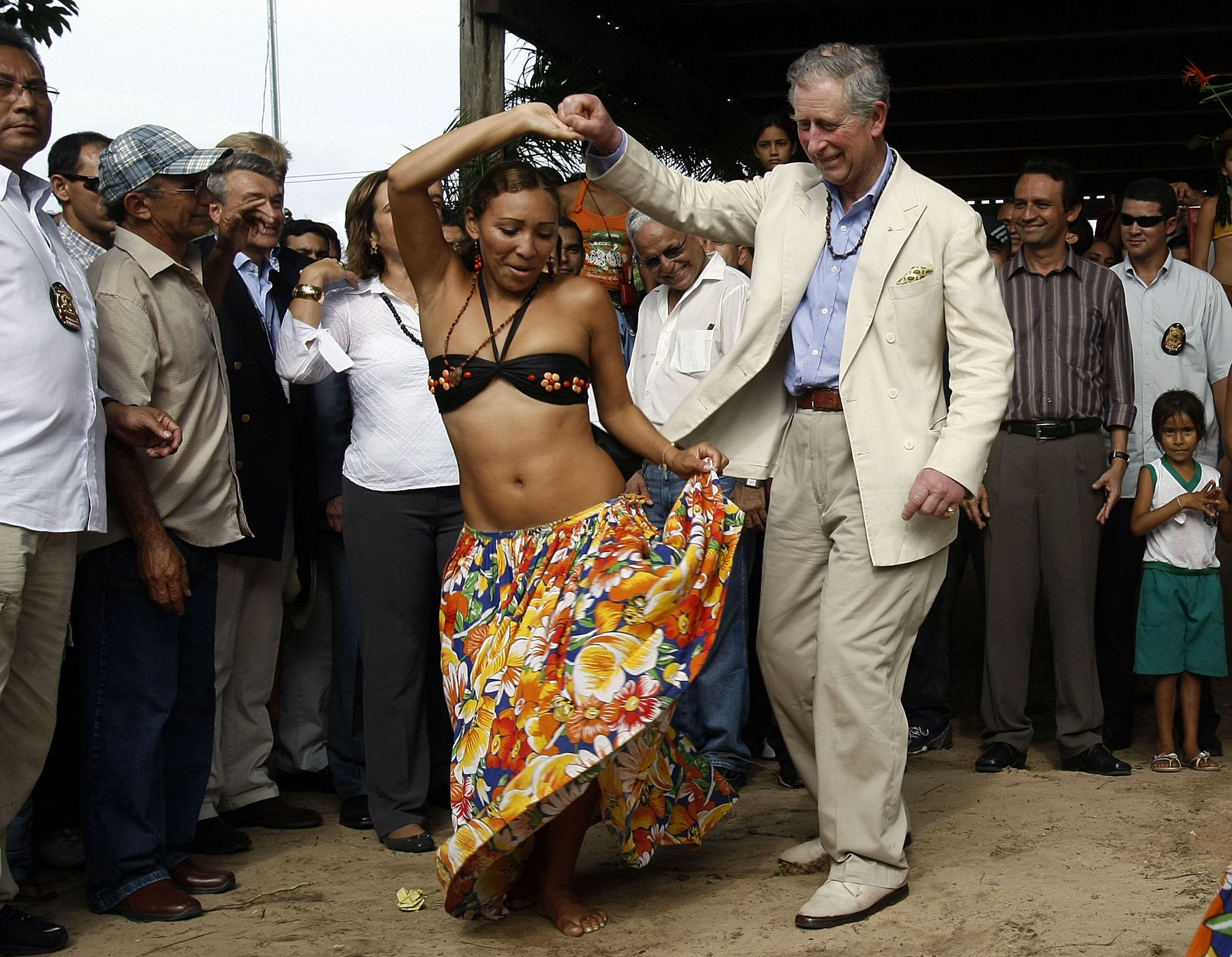 Charles danst de Caribo, een traditionele dans, tijdens een bezoek aan Brazilië.