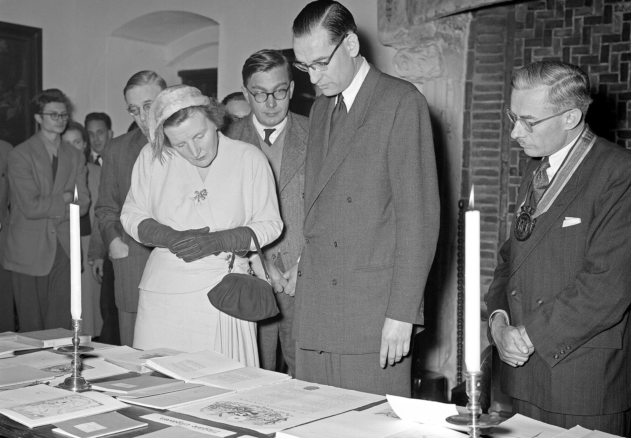 Toenmalig koningin Juliana opende in 1952 op het Muiderslot een tentoonstelling over uitgeverij De