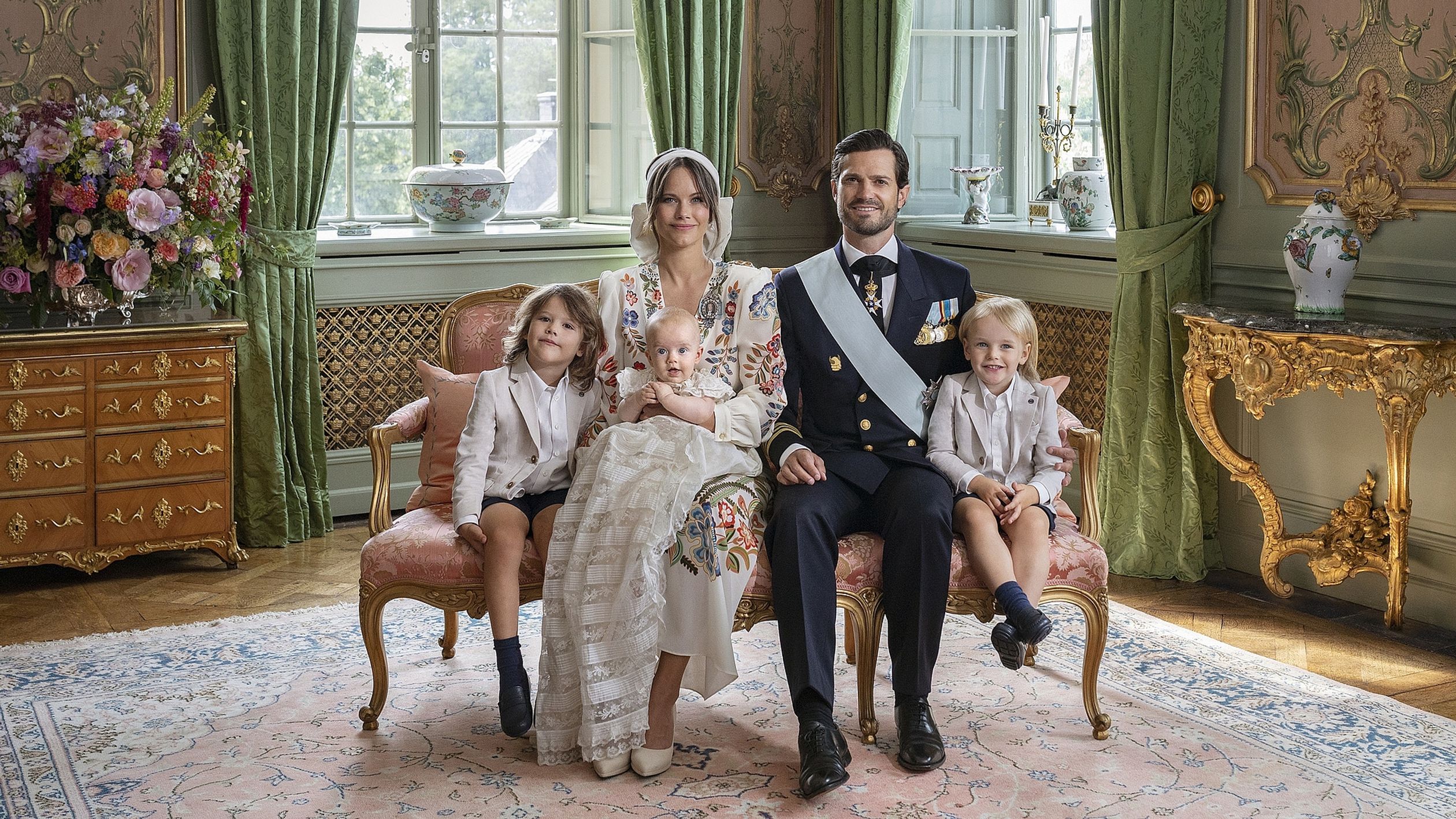 Een officiële gezinsfoto na de doop van prins Julian.