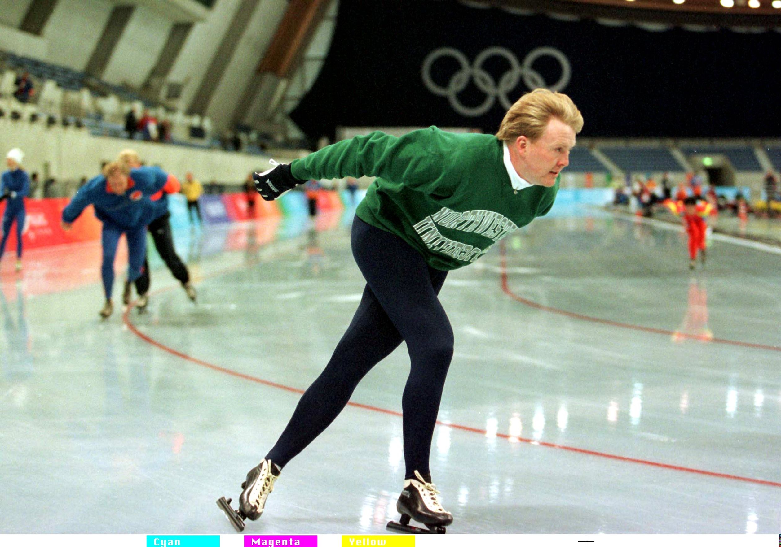 1998: Prins Wilem-Alexander gaat op zijn klapschaatsen door de bocht.