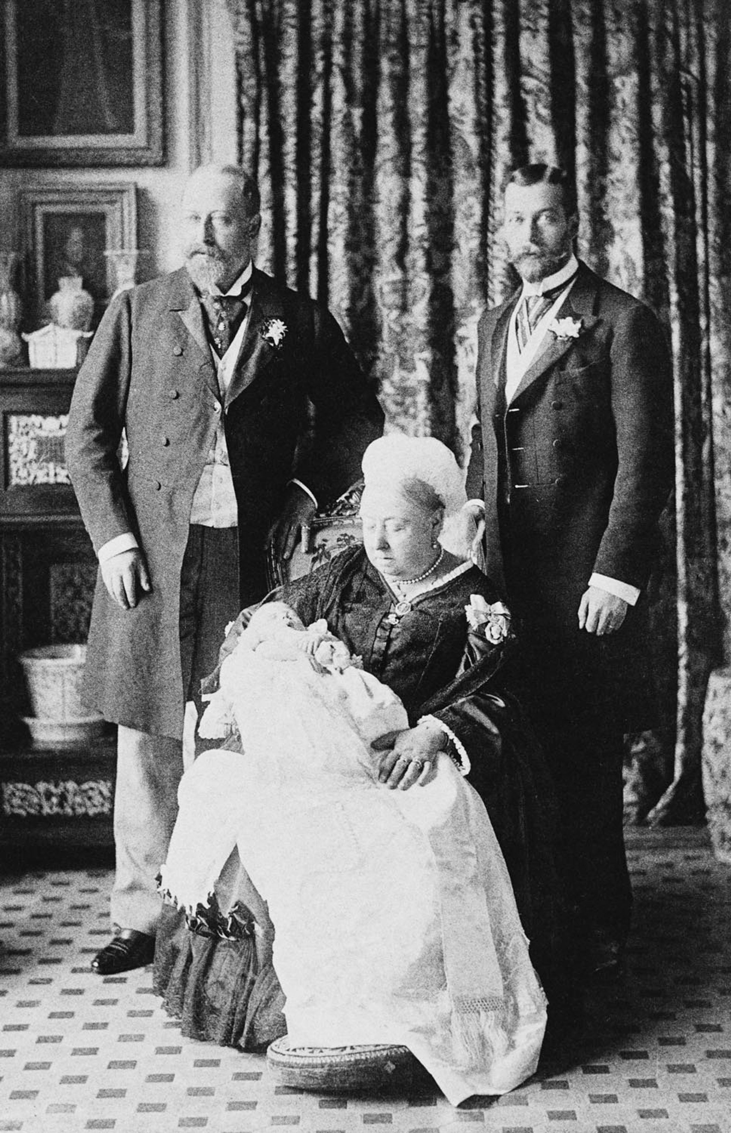 Koningin Victoria met haar zoon Edward VII, kleinzoon George V en achterkleinzoon Edward VIII (de
