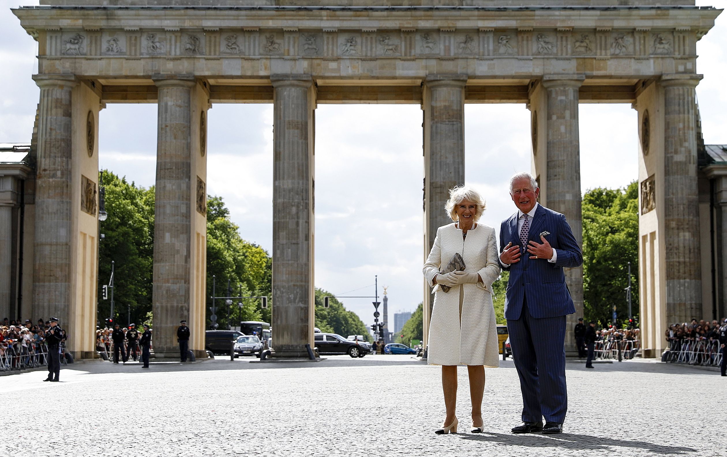 Charles en Camilla voor het Brandenburger Tor in Berlijn.