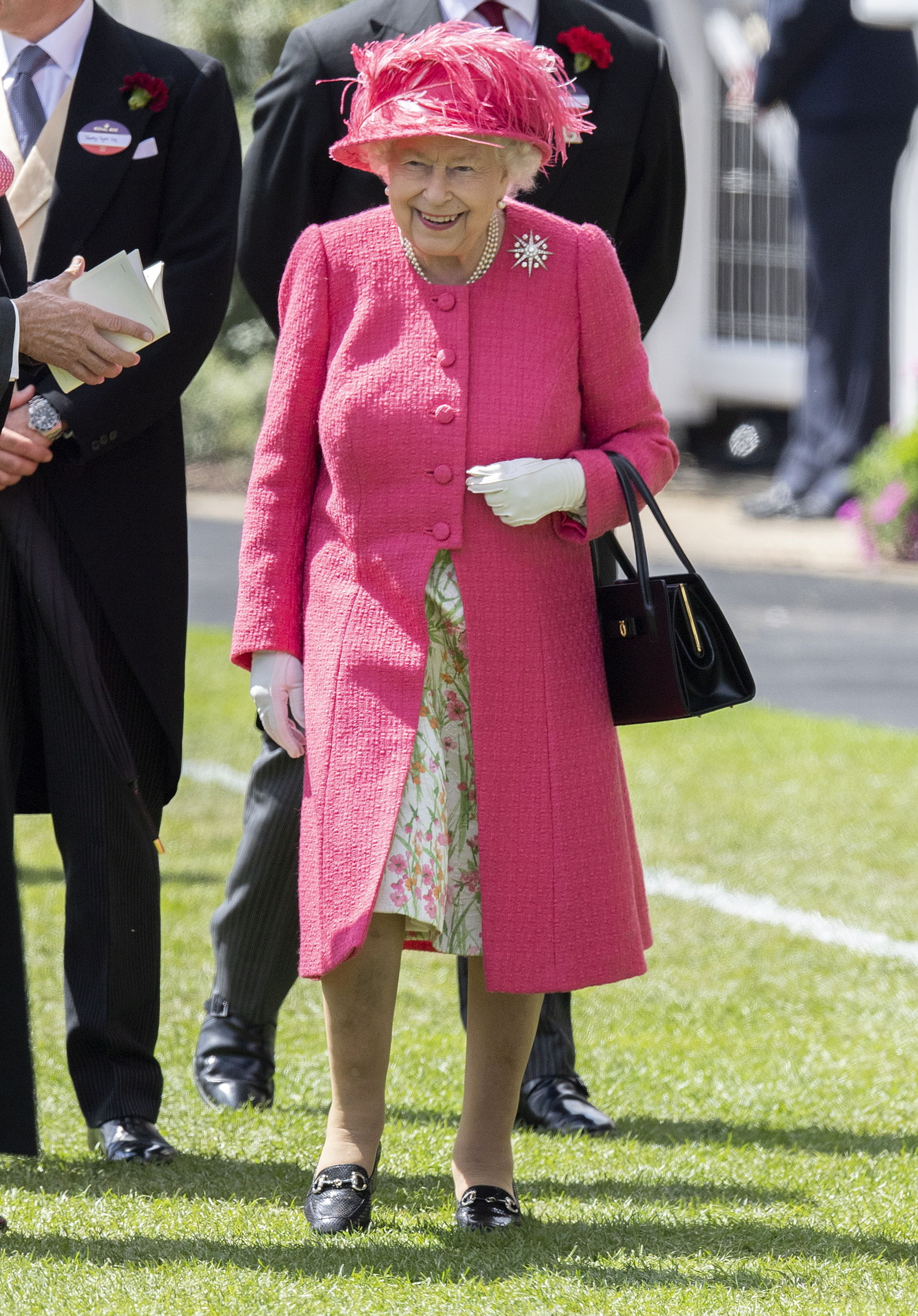 Koningin_Elizabeth_roze_outfit.jpg
