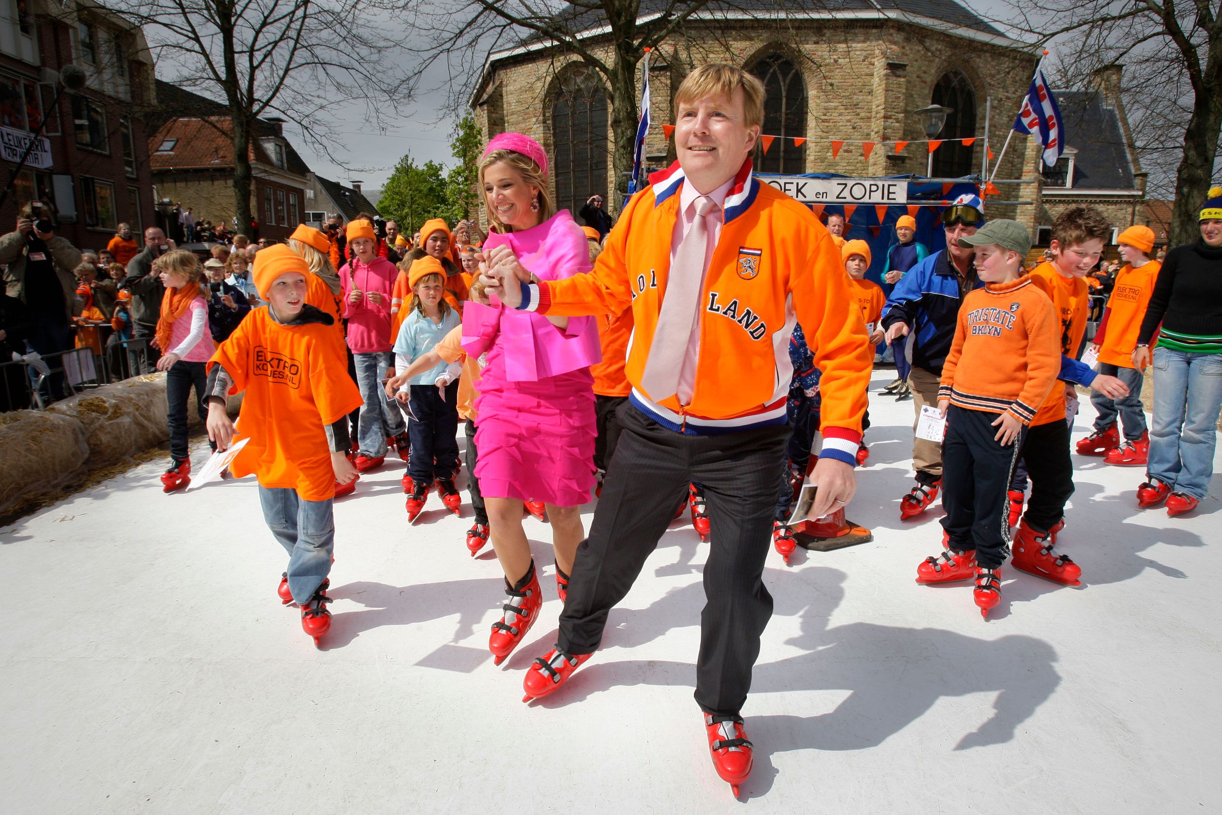 2008: Prins Willem-Alexander en prinses Máxima schaatsen samen op de Elfsteden-schaatsbaan tijdens