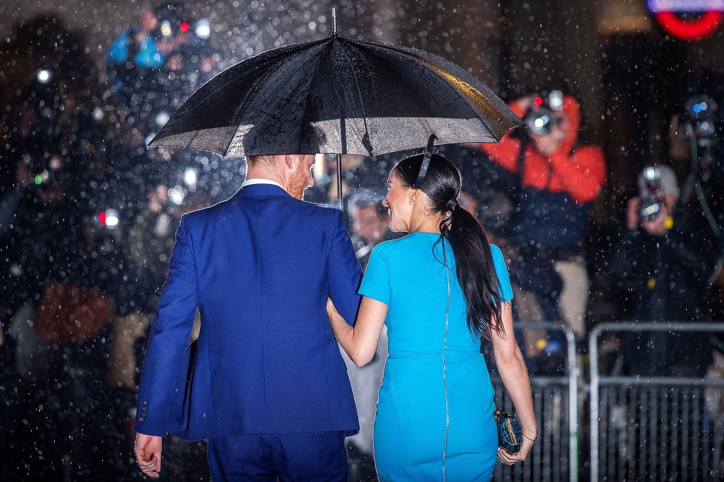 Het paar trotseert de regen voor de jaarlijkse uitreiking van de Endeavour Fund Awards in Londen.