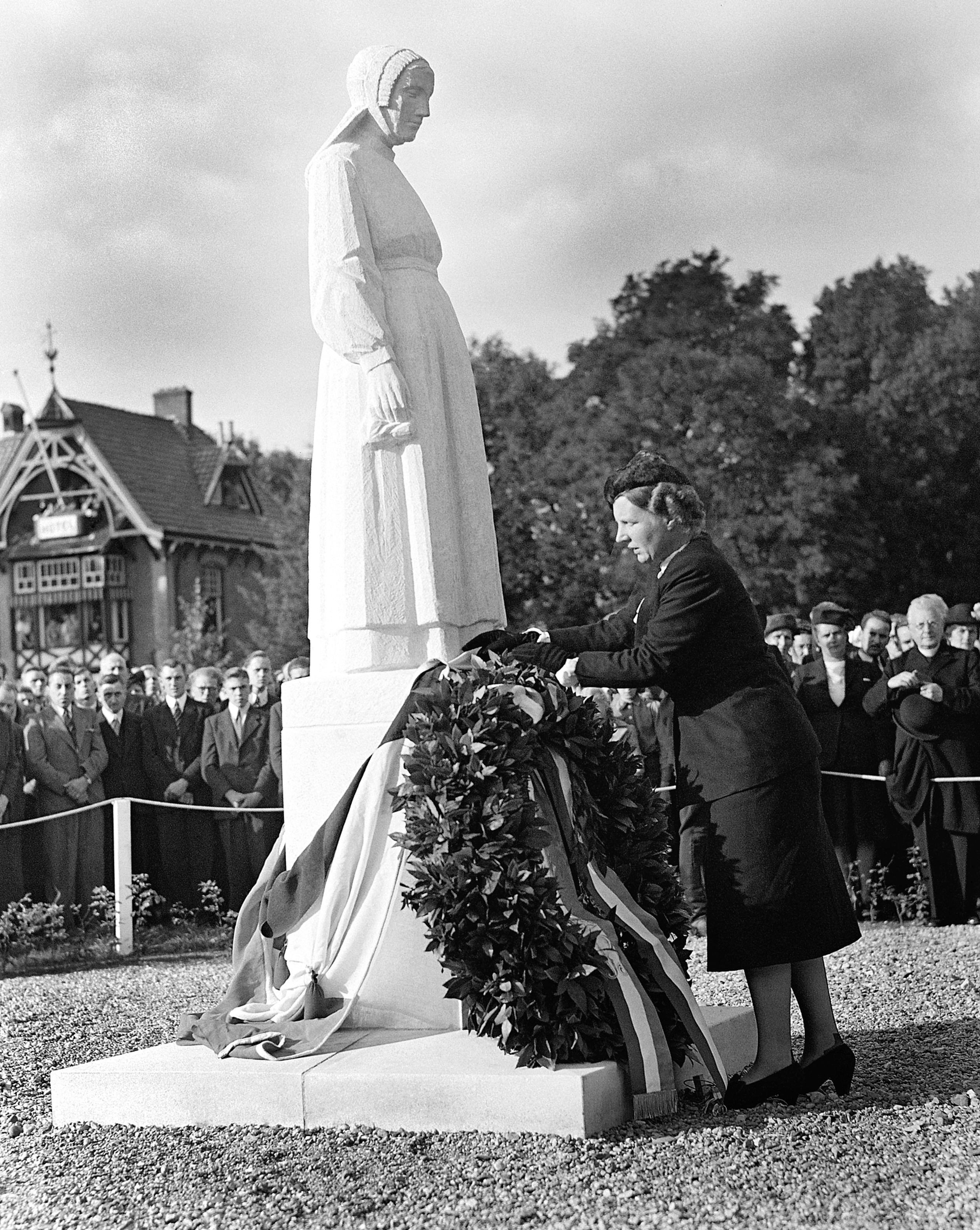 Koningin Juliana legt een krans bij 'het vrouwtje van Putten', 1 oktober 1949.