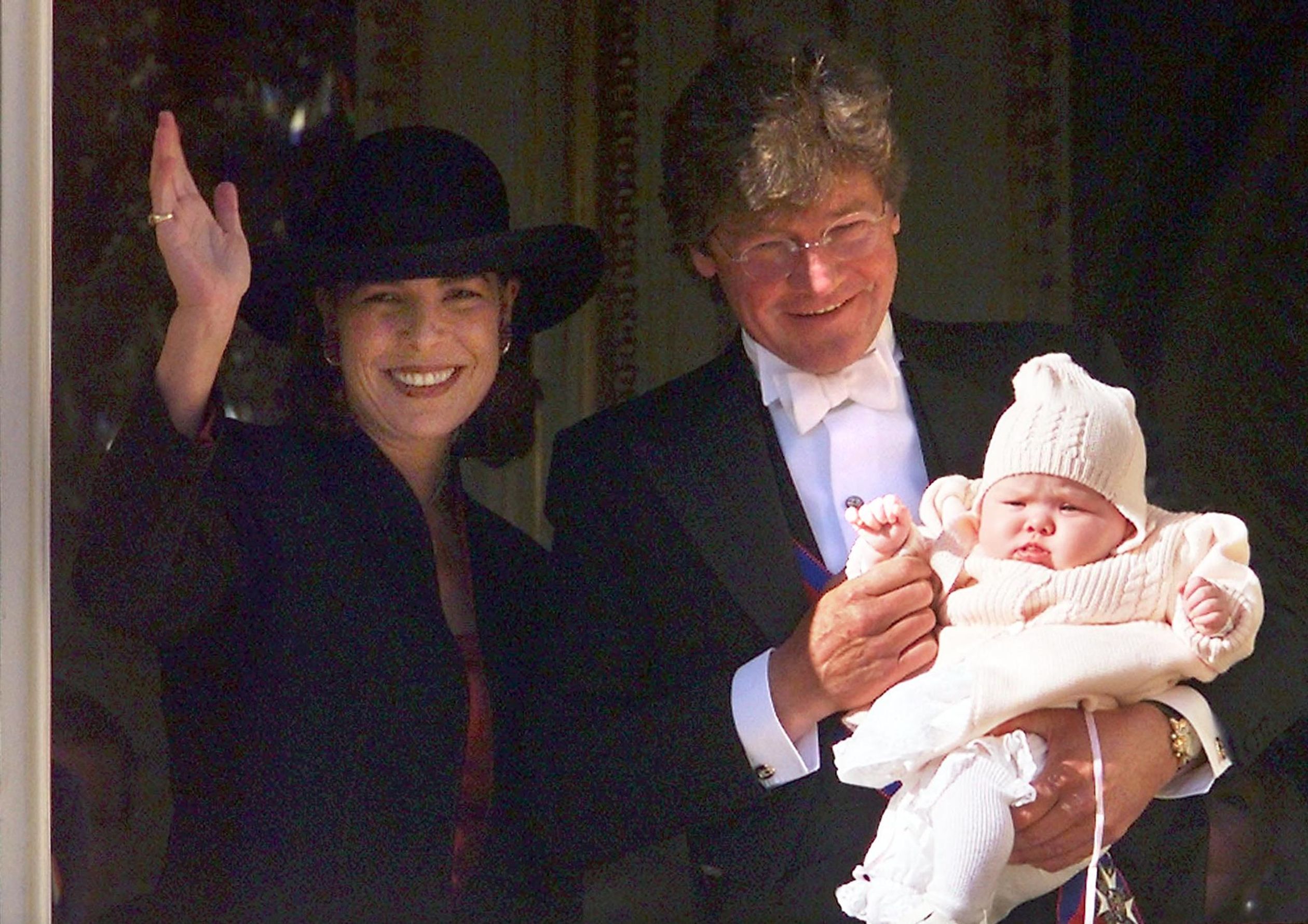 Samen met hun dochtertje prinses Alexandra op de nationale feestdag van Monaco, 19 november 1999.