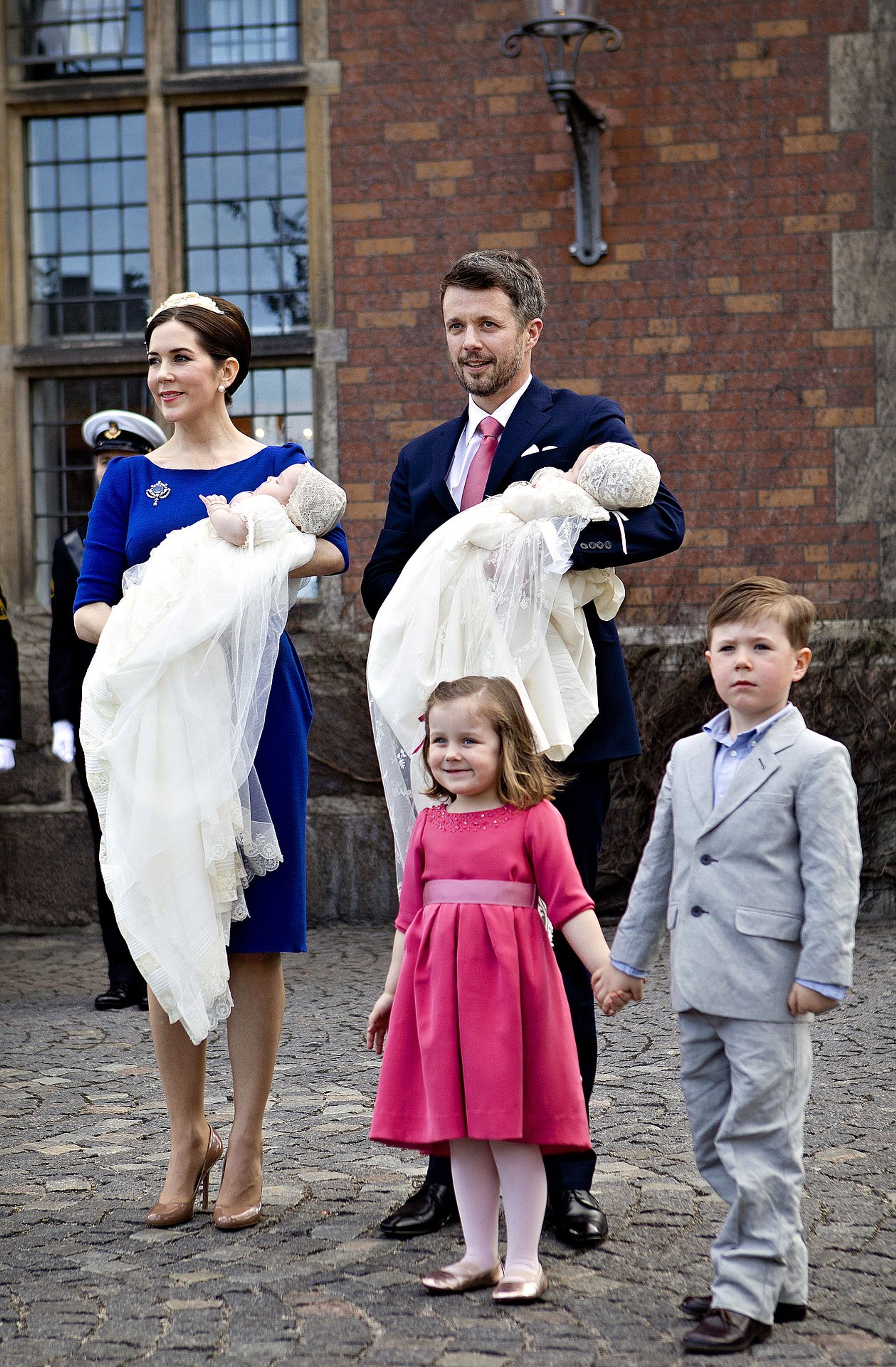 14 april 2011: Kroonprinses Mary en kroonprins Frederik poseren trots met hun gedoopte tweeling.