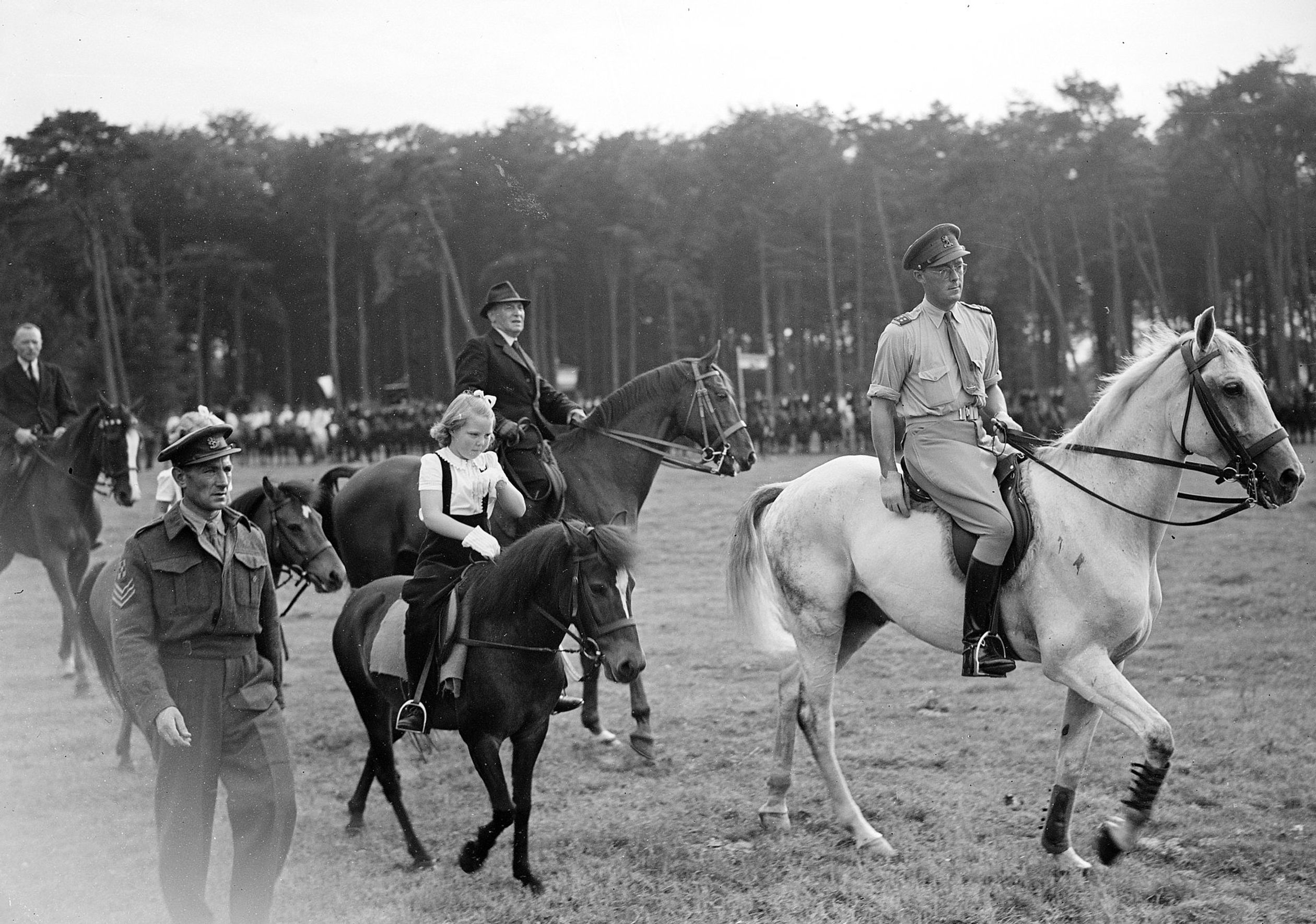 Prinses Beatrix op een pony in de tuin van paleis Soestdijk, 1947.
