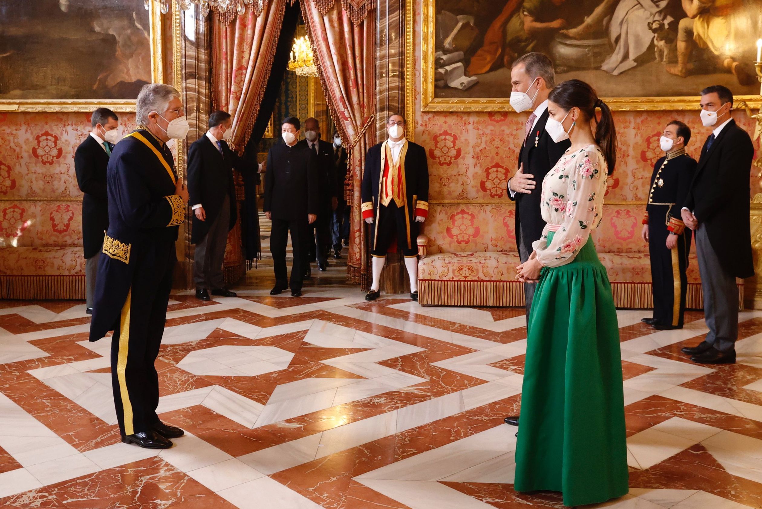 Koningspaar_Spanje_en_diplomaten.jpeg