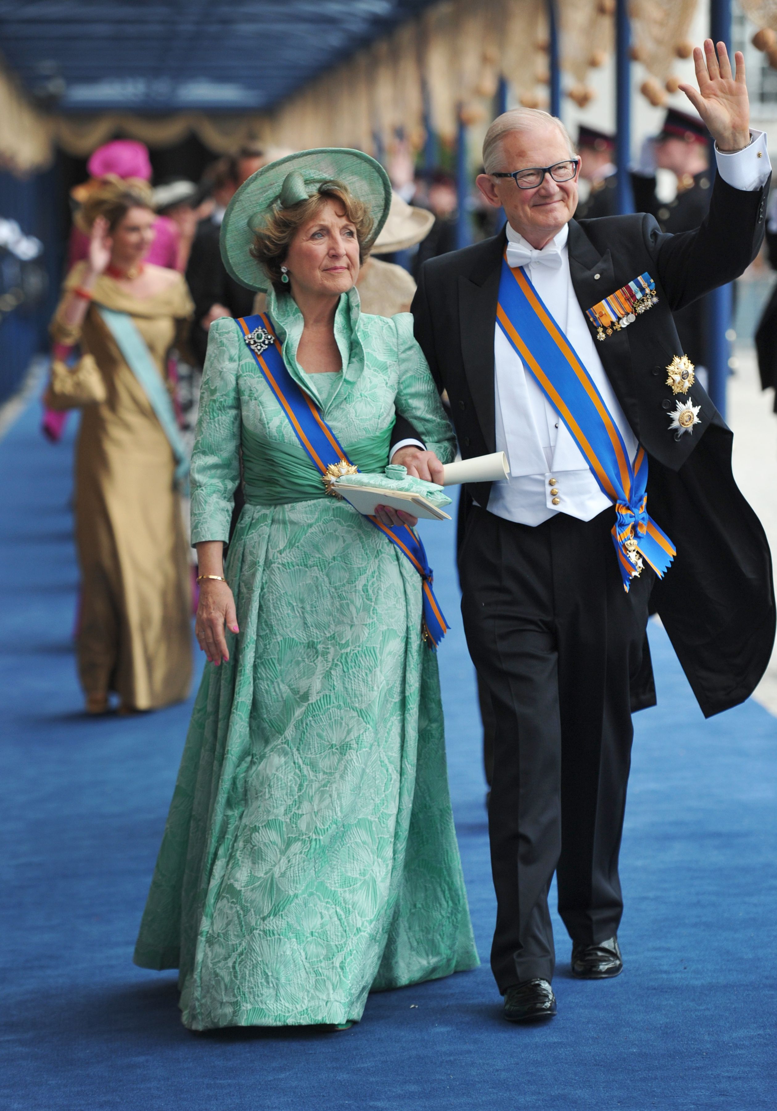 Prinses Margriet en Pieter van Vollenhoven verlaten de Nieuwe Kerk na de inhuldiging van koning