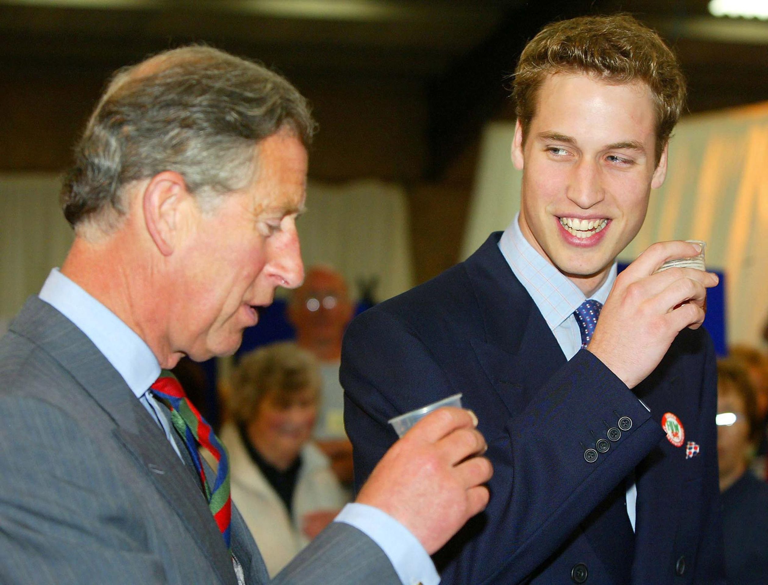 2003: in de aanloop naar zijn 21ste verjaardag, geniet prins William van een biertje met zijn vader, prins Charles, tijdens hun officiële bezoek aan Wales.