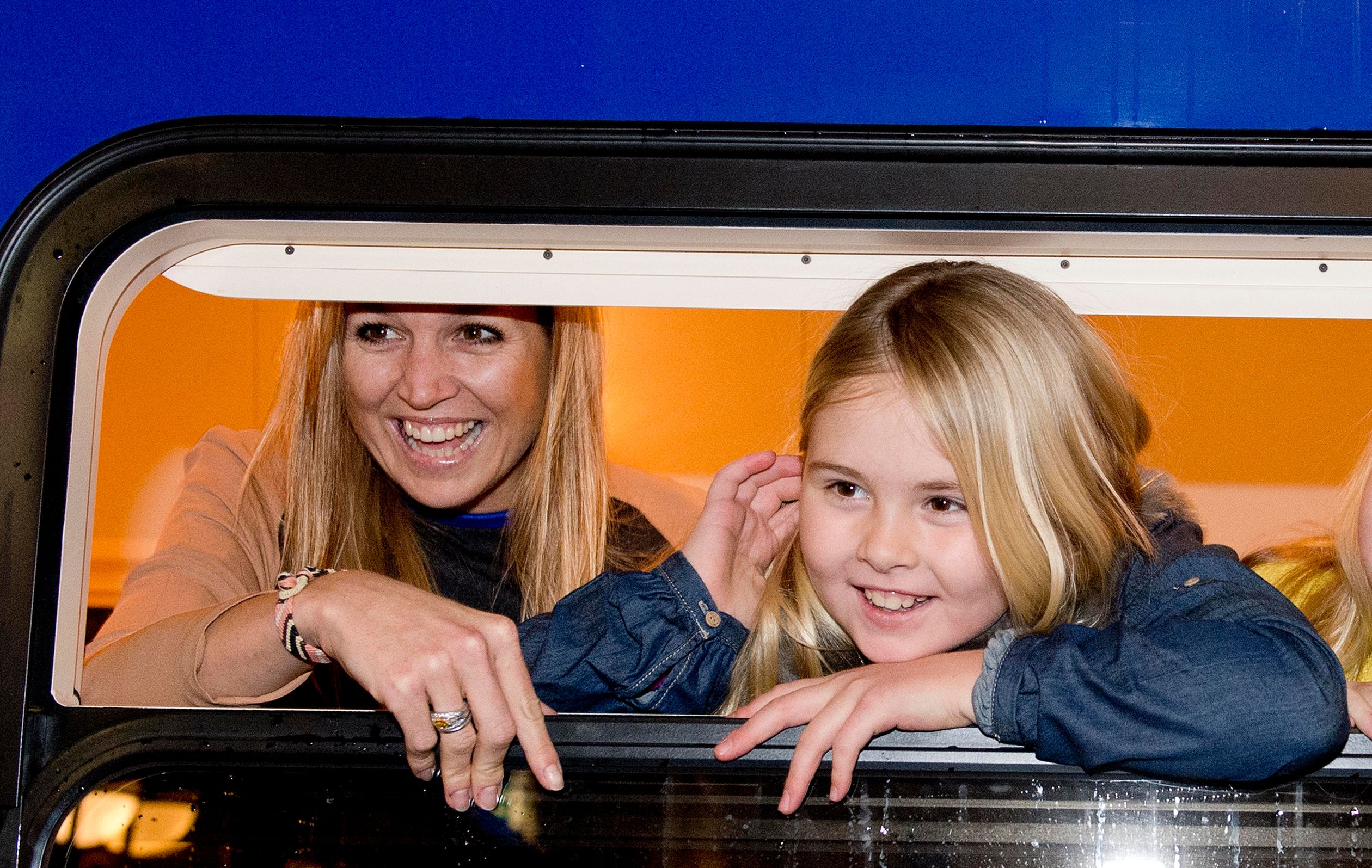 Amalia stapt samen met haar moeder Máxima op Amsterdam Centraal Station in de koninklijke trein