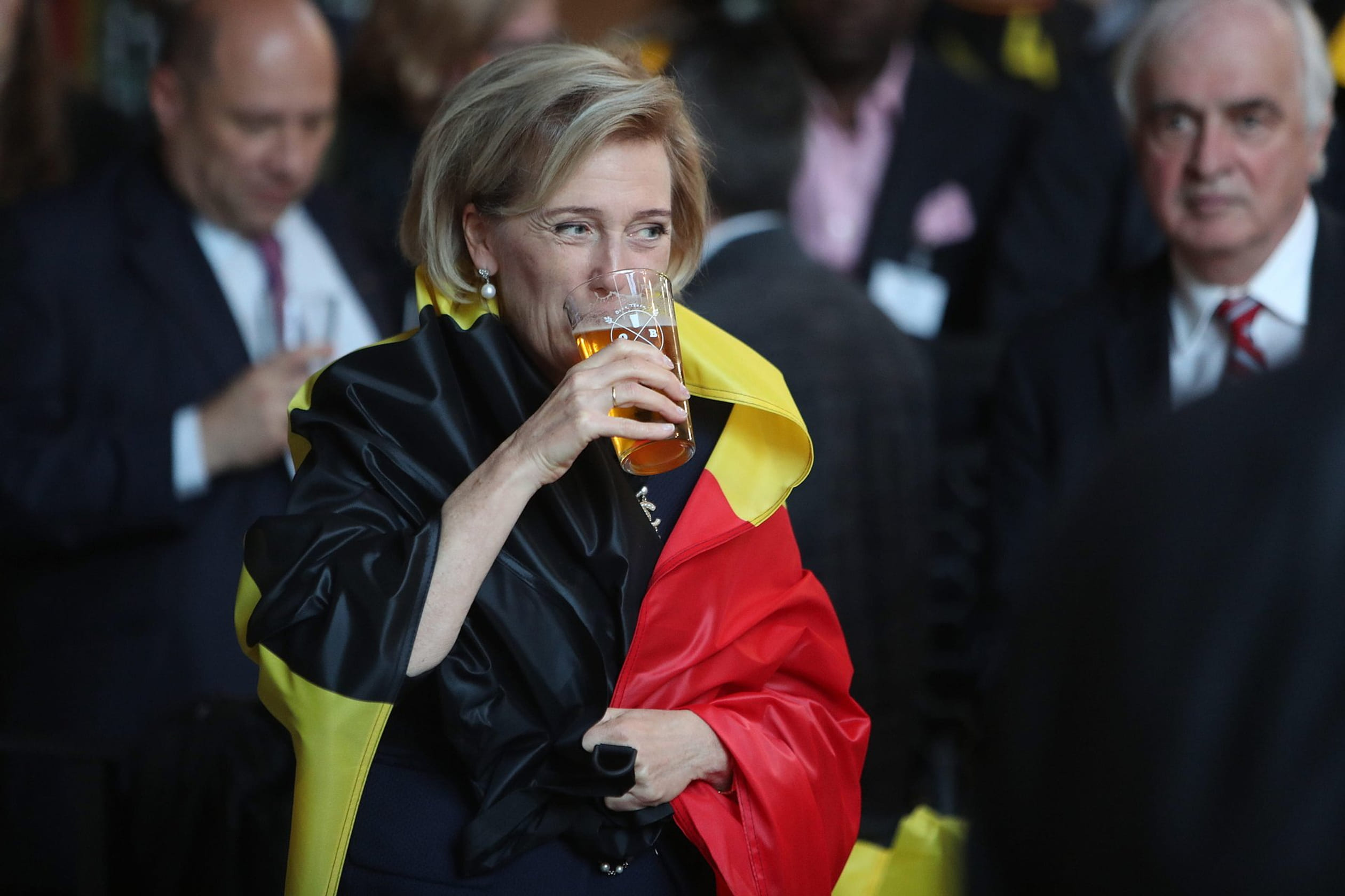 Prinses Astrid van België neemt een glas bier tijdens de wedstrijd tussen België en Engeland op de World Cup van 2018.