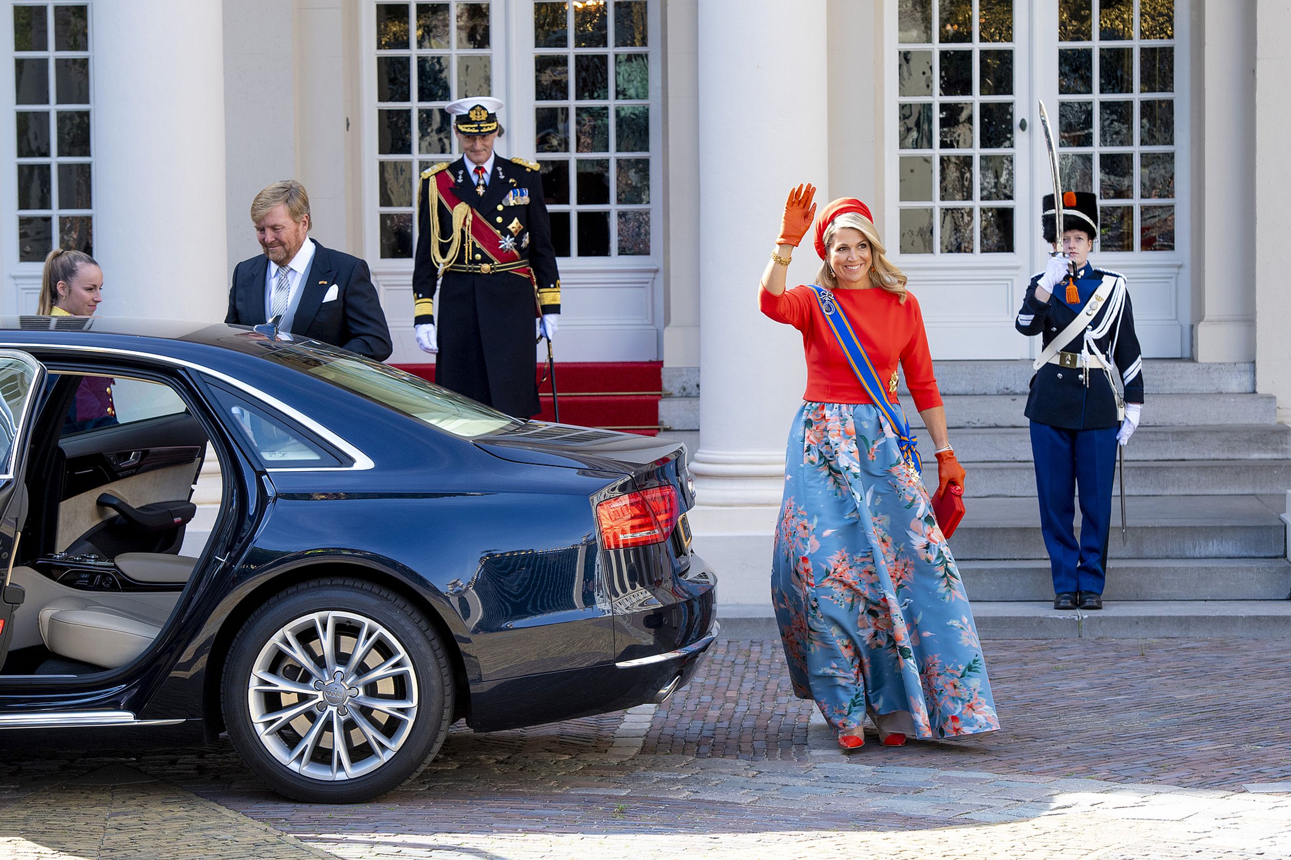 De koning en koningin verlaten paleis Noordeinde.