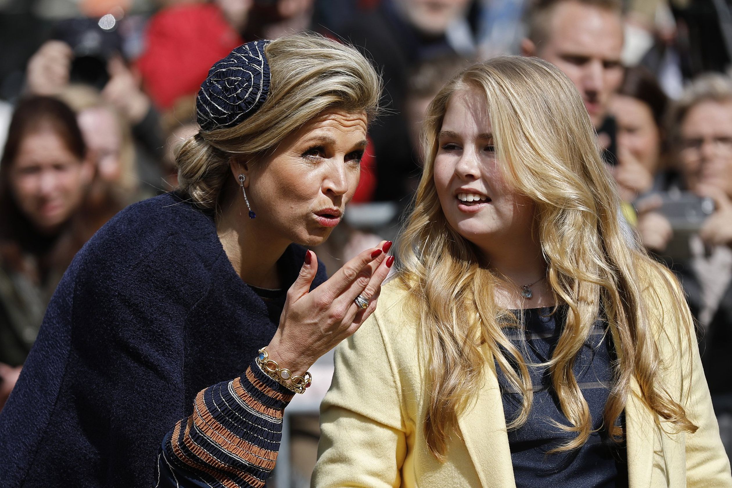 2017: Koningin Máxima en prinses Amalia tijdens Koningsdag in Tilburg.