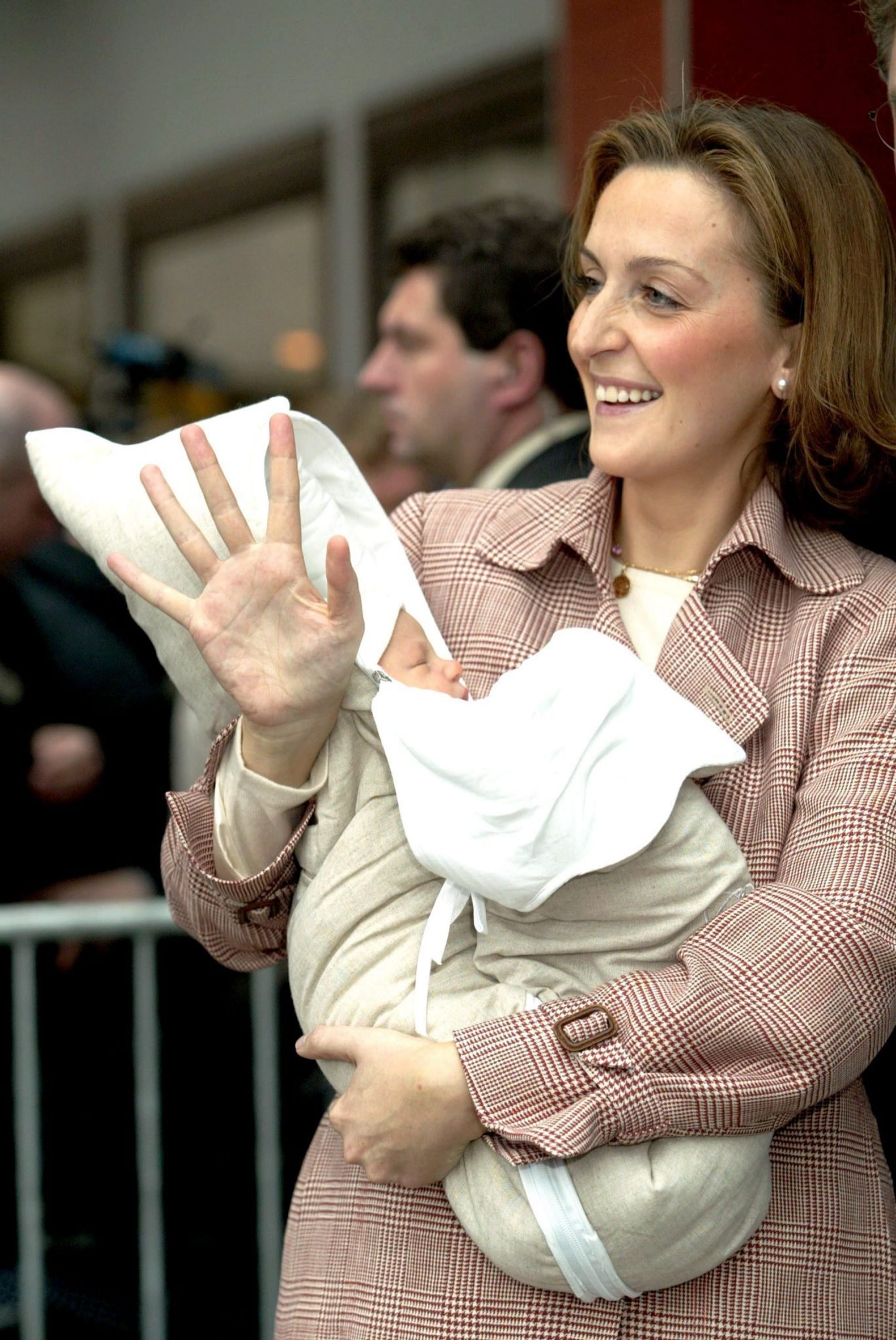 Een trotse Claire met haar pasgeboren dochter Louise.