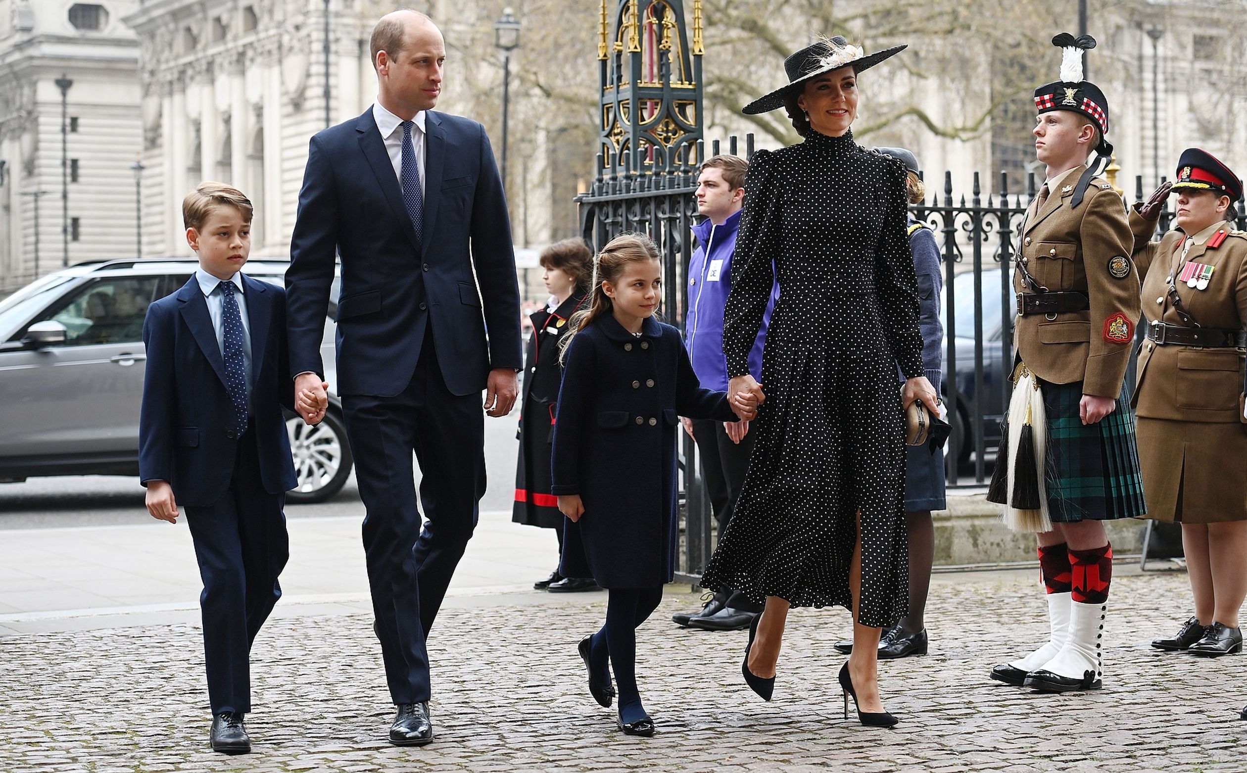 Prins George, prins William, prinses Charlotte en hertogin Catherine.