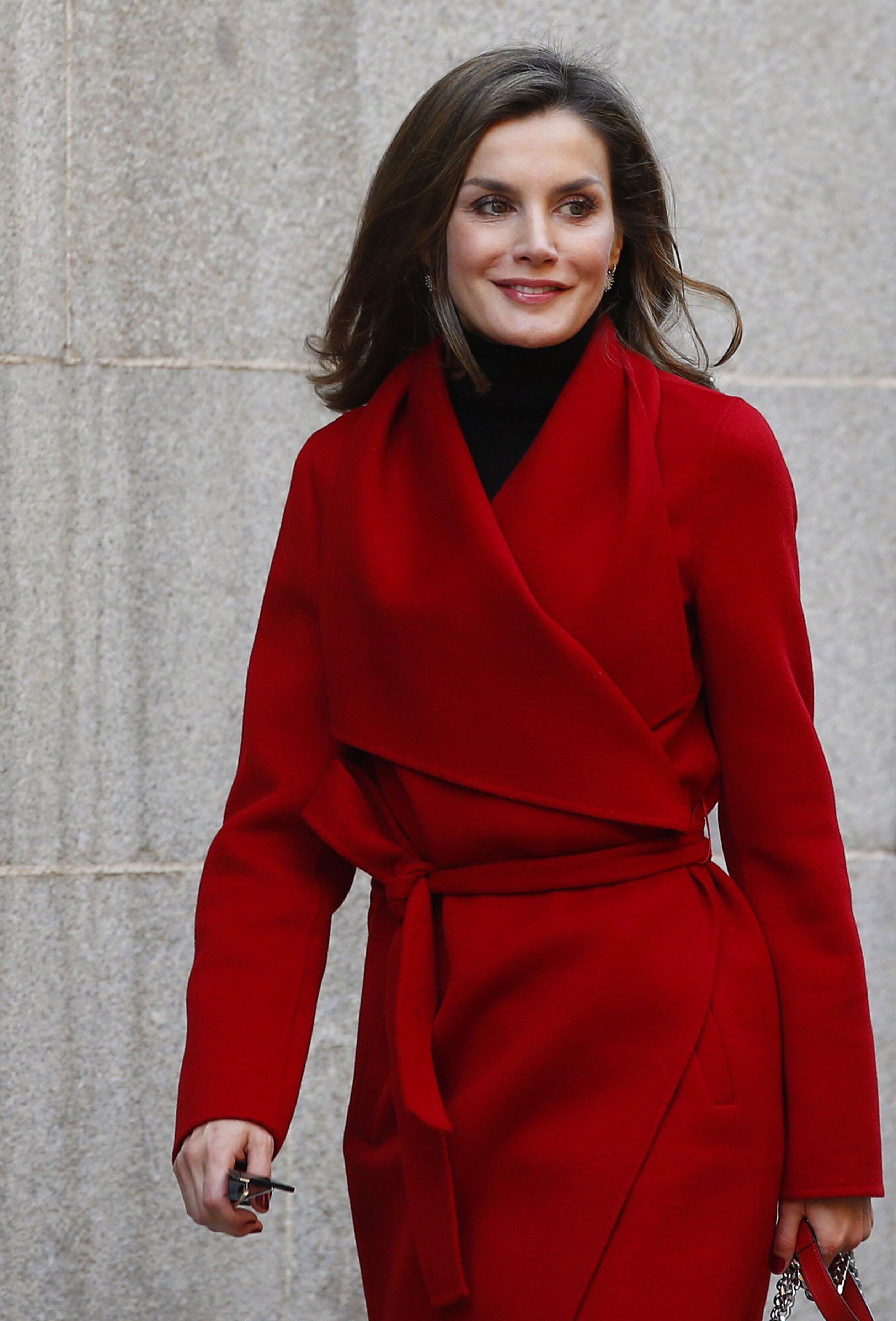 Koningin Letizia van Spanje spotten we geregeld in de kleur rood. Ze heeft heel wat rode outfits: