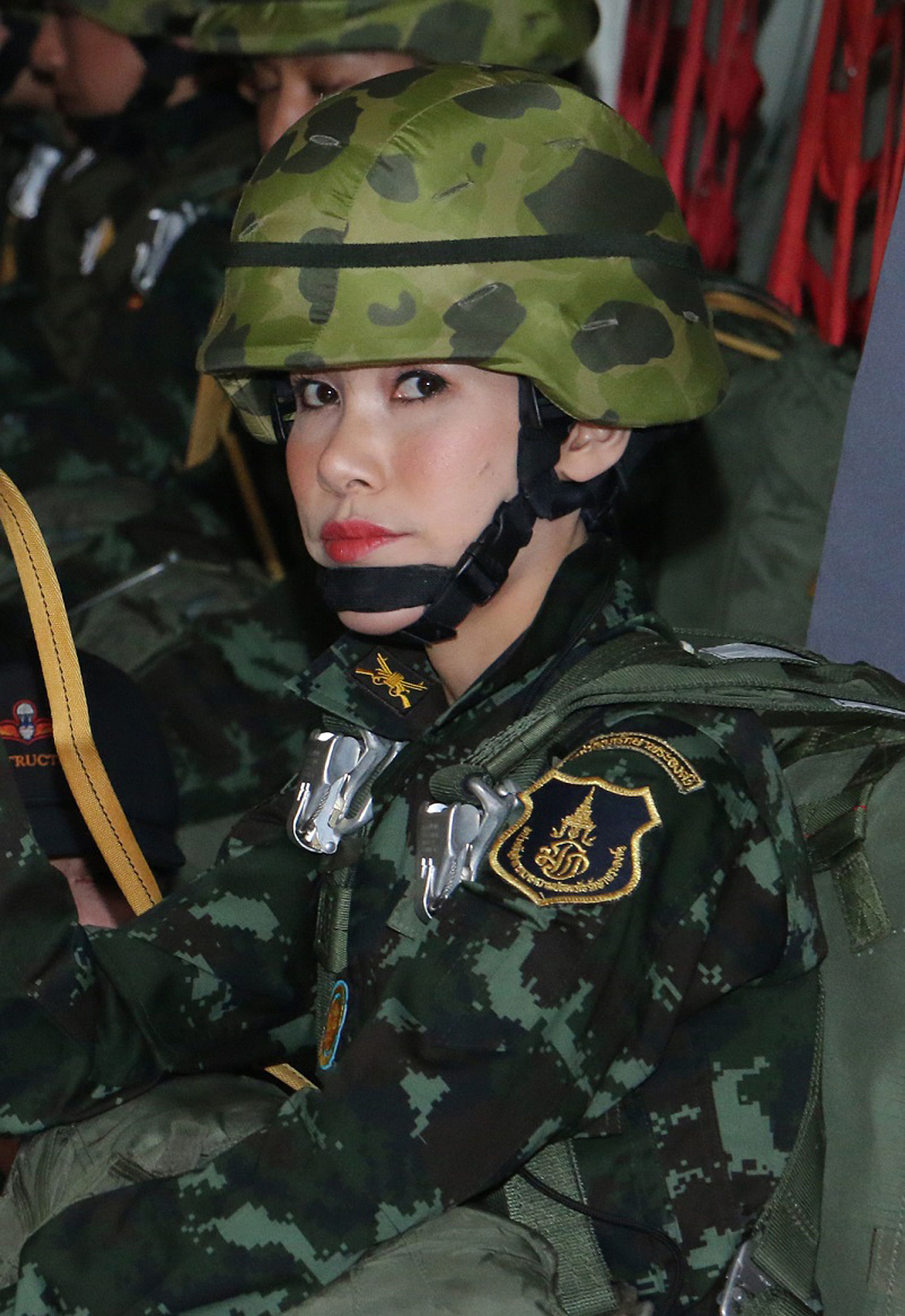 Sineenat_Wongvajirapakdi_militaire_outfit.jpg