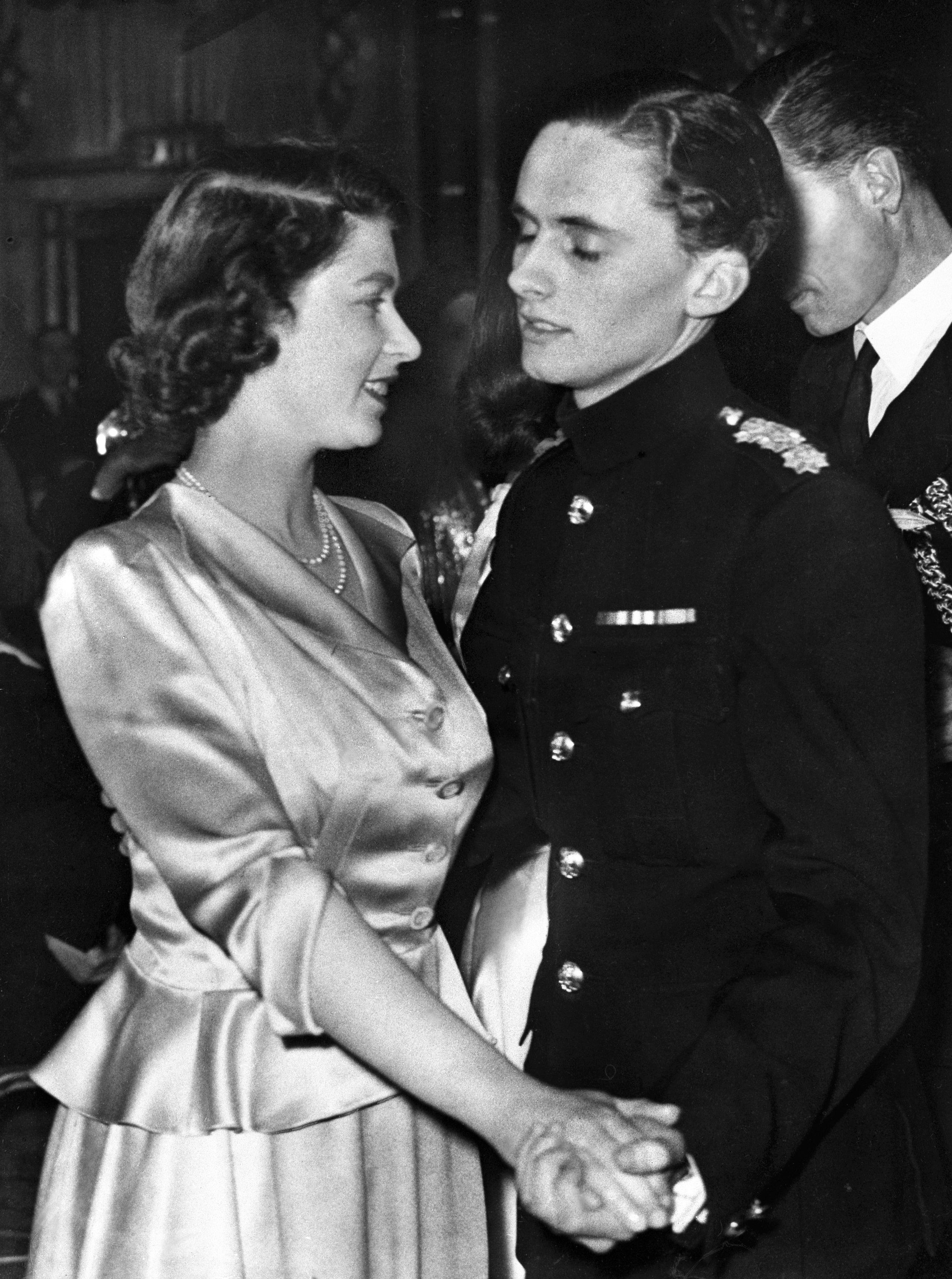 Prinses Elizabeth danst met een soldaat in 1945.