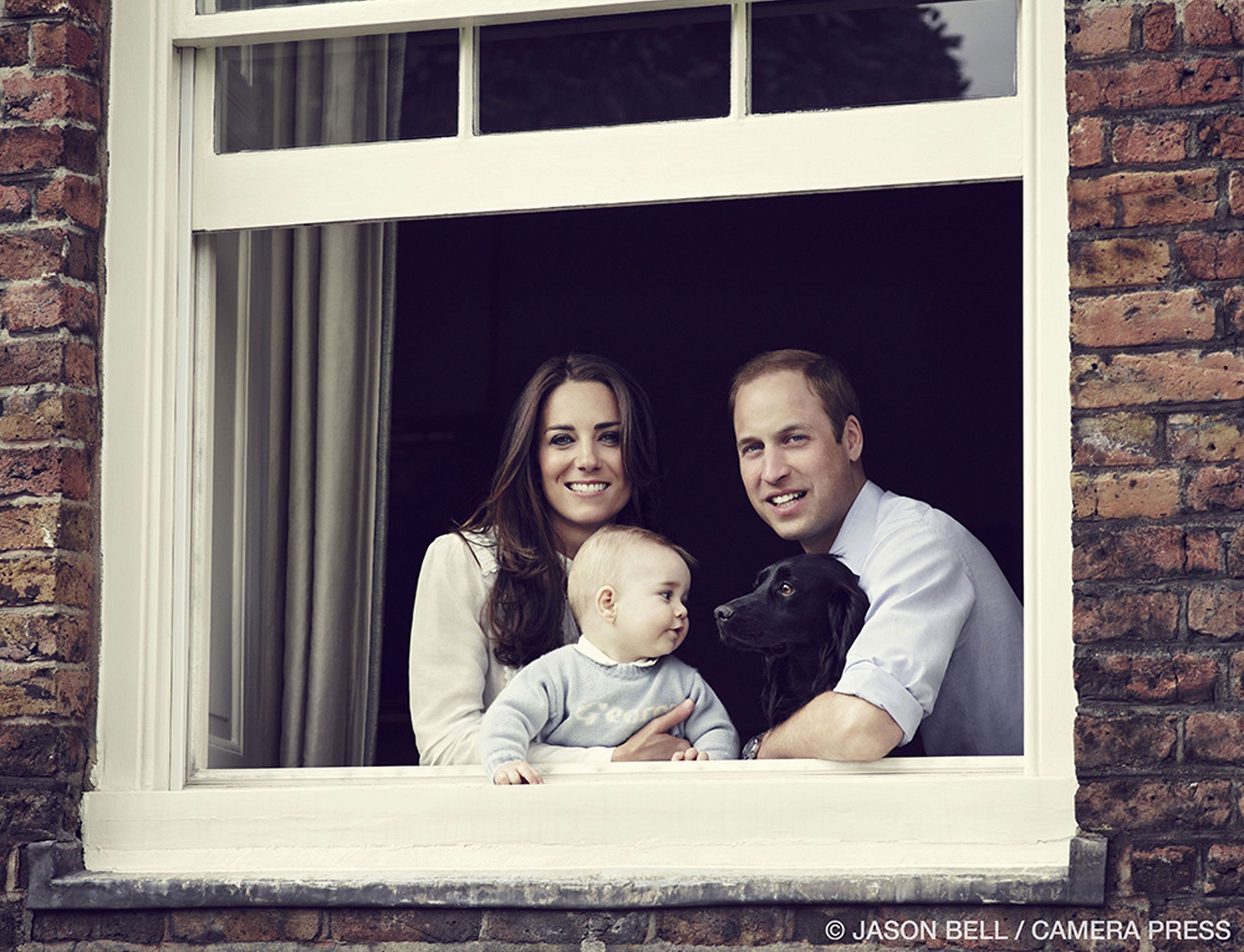 Catherine en William poseren met de 8 maanden oude prins George en hond Lupo, maart 2014.