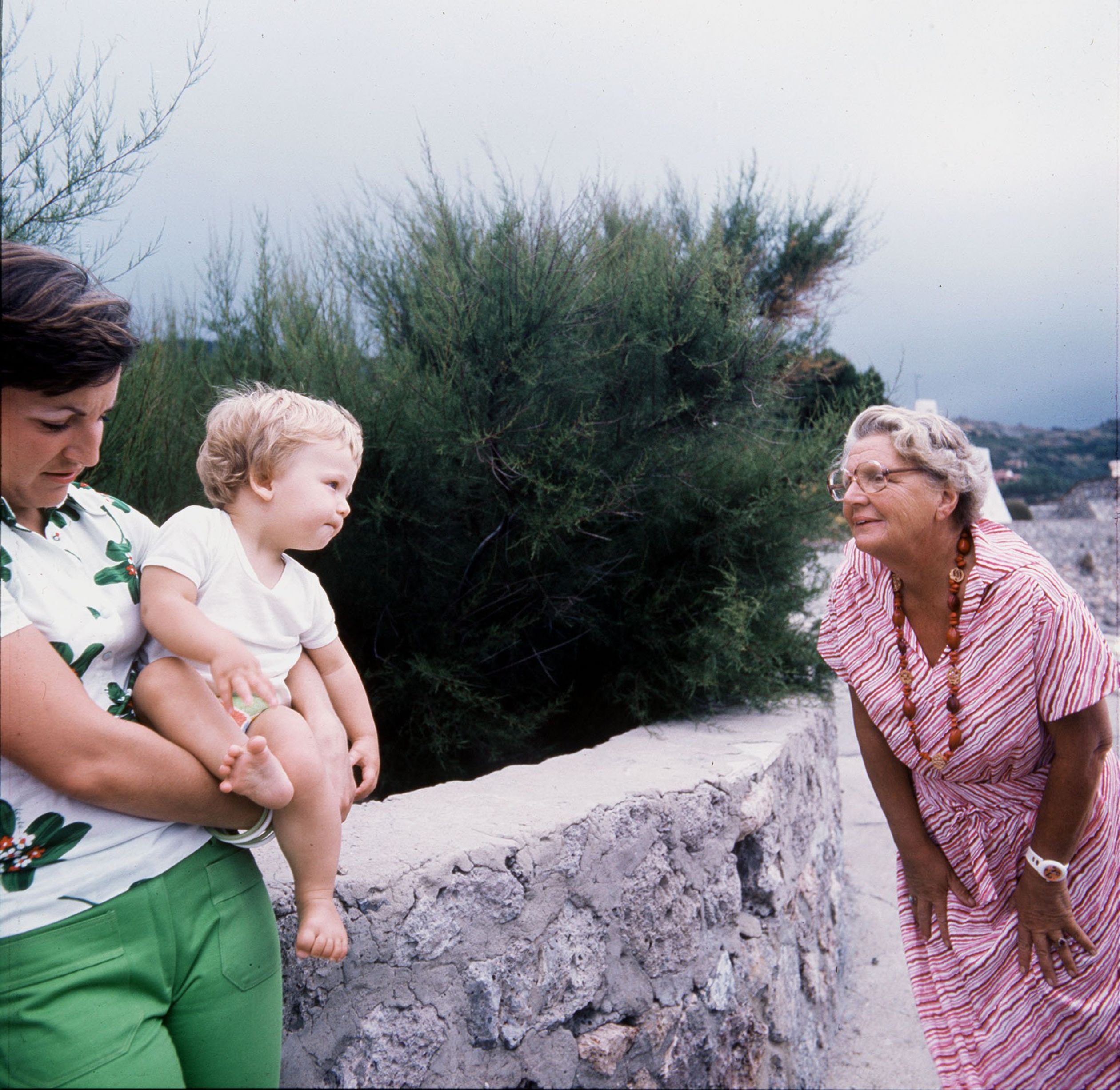 Koningin Juliana met prinses Margriet en de kleine Floris op zomervakantie in het Italiaanse Porto Ercole, 1976.