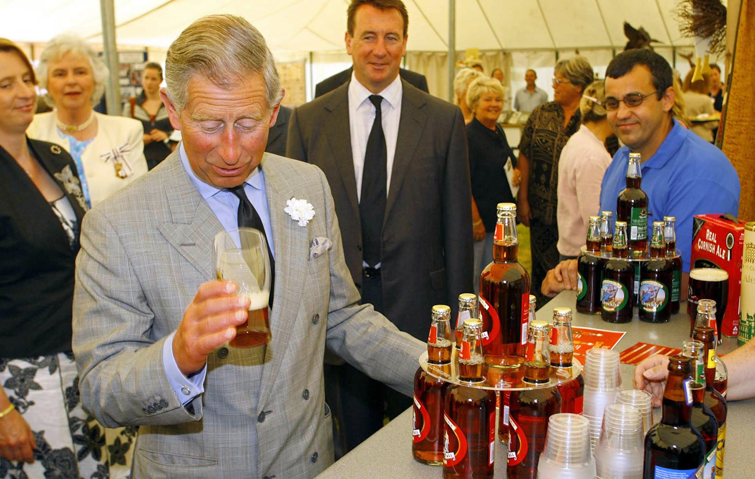 Charles bezoekt de Ring 'O' Bells brouwerij op 14 juni 2006 en probeert uiteraard wat uit.