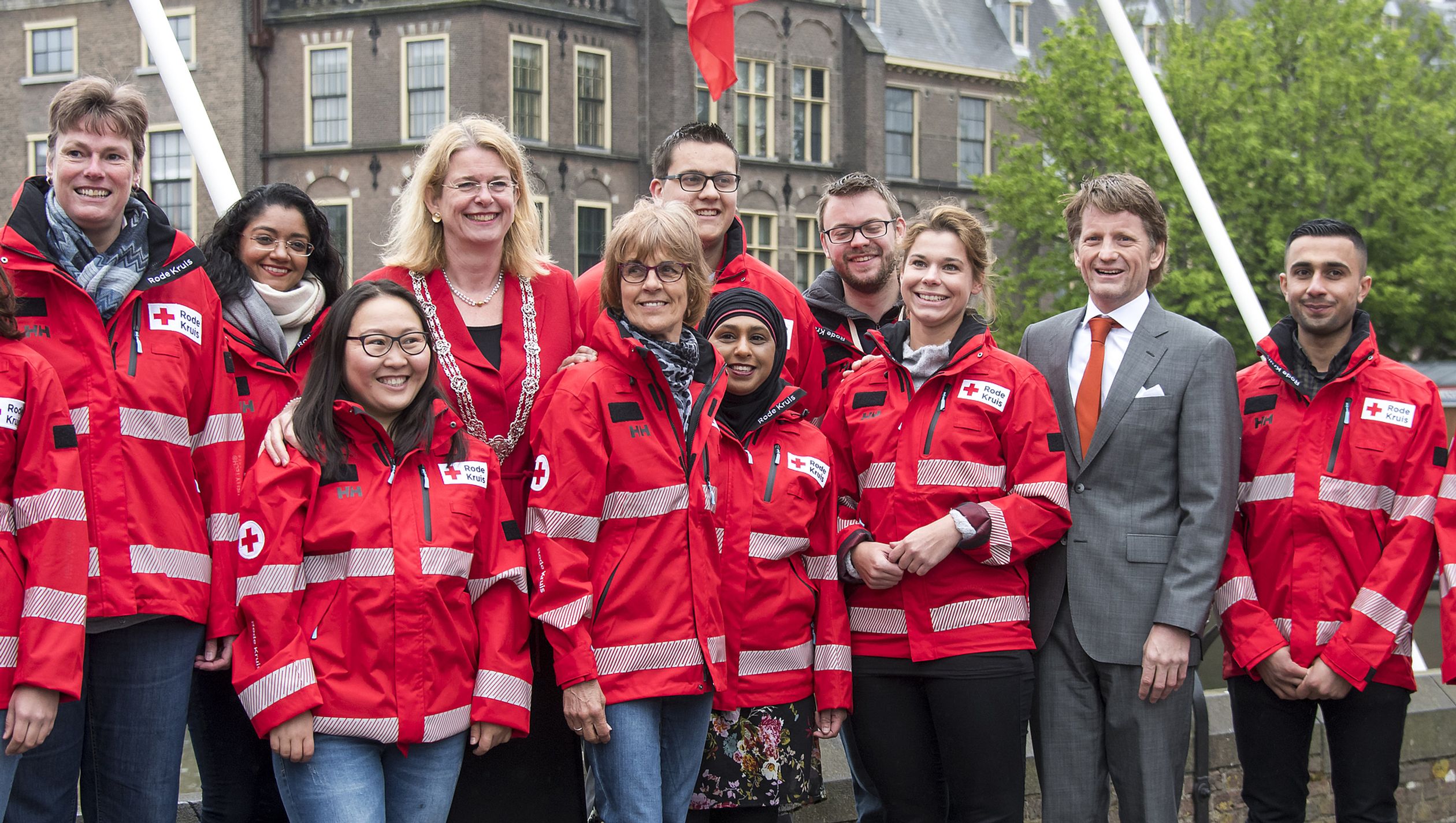 8 mei 2017: viering van 150 jaar Rode Kruis in Nederland. Pieter-Christiaan hees samen met