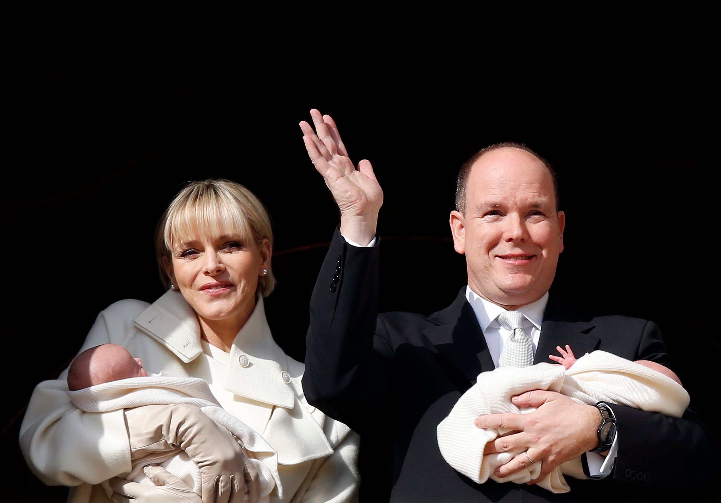 Prins Albert en prinses Charlène presenteren hun baby-tweeling aan het publiek vanaf het balkon van