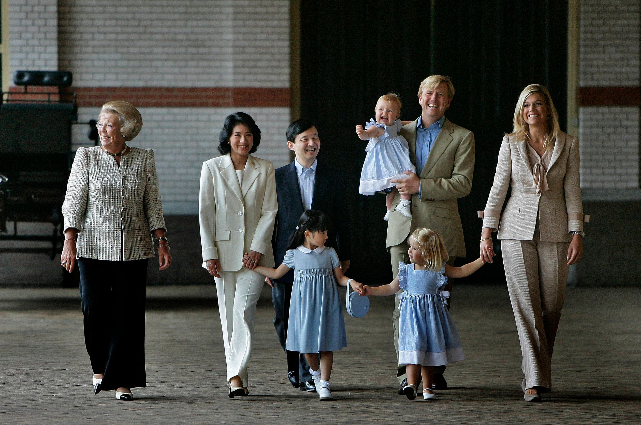 Máxima, Willem-Alexander, Beatrix en het kroonprinselijk paar uit Japan gaan met hun kinderen op de