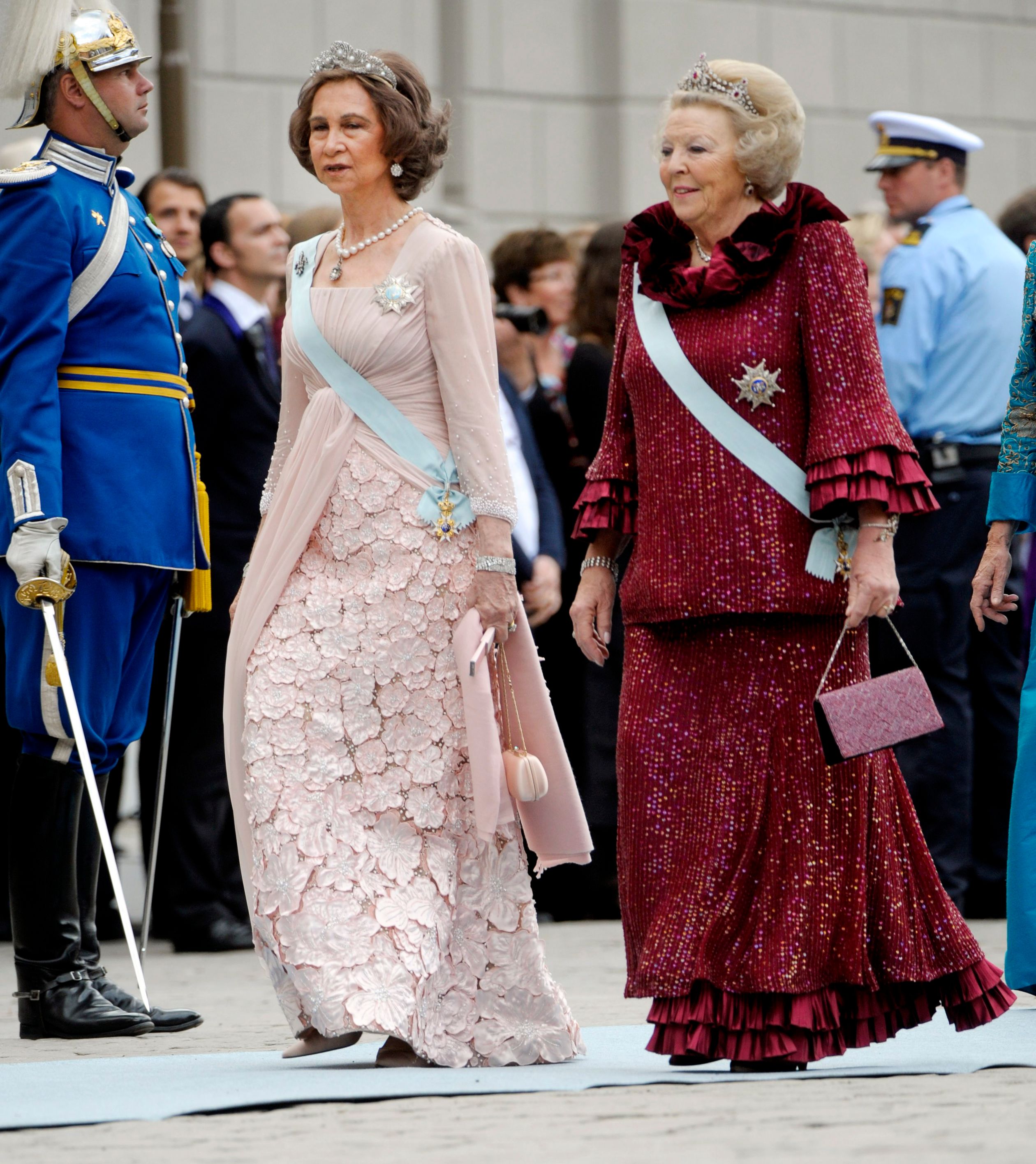 Koningin Sofia en koningin Beatrix naar de bruiloft van Zweedse kroonprinses Victoria, 2010.