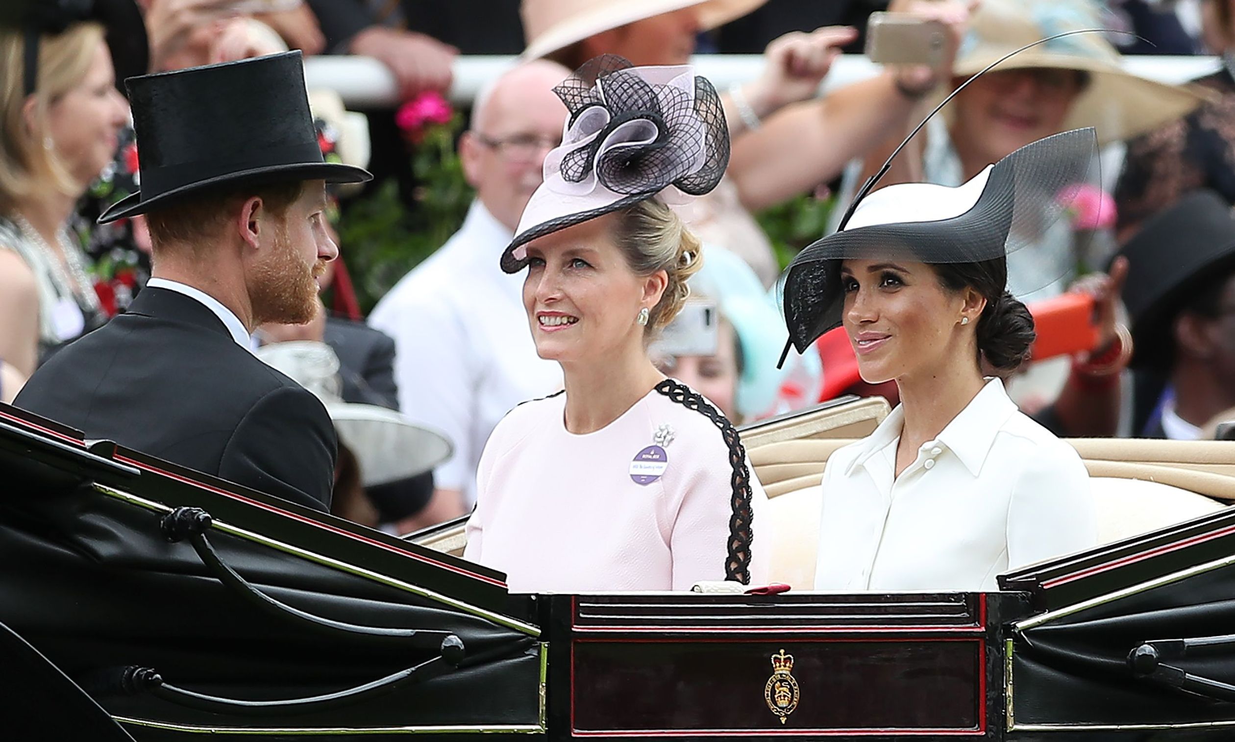 Sophie met Harry en Meghan tijdens Royal Ascot, juni 2018.