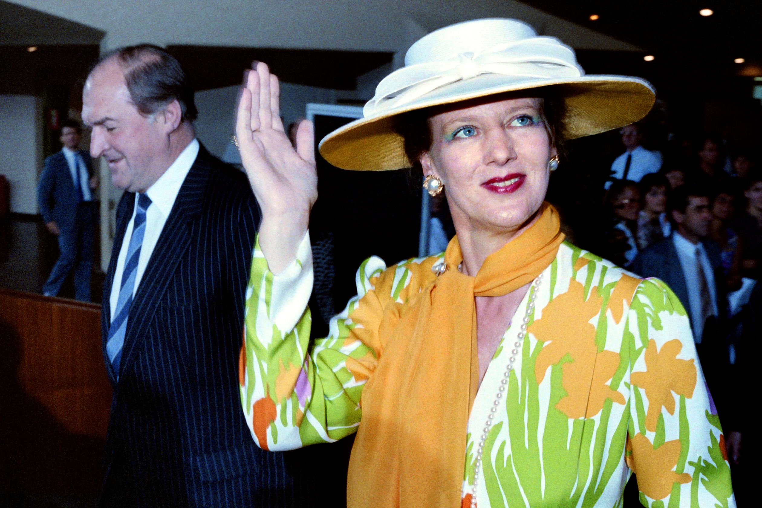 Kleurrijk zoals we haar kennen: in 1987 geeft Margrethe een speech in het Europees Parlement in