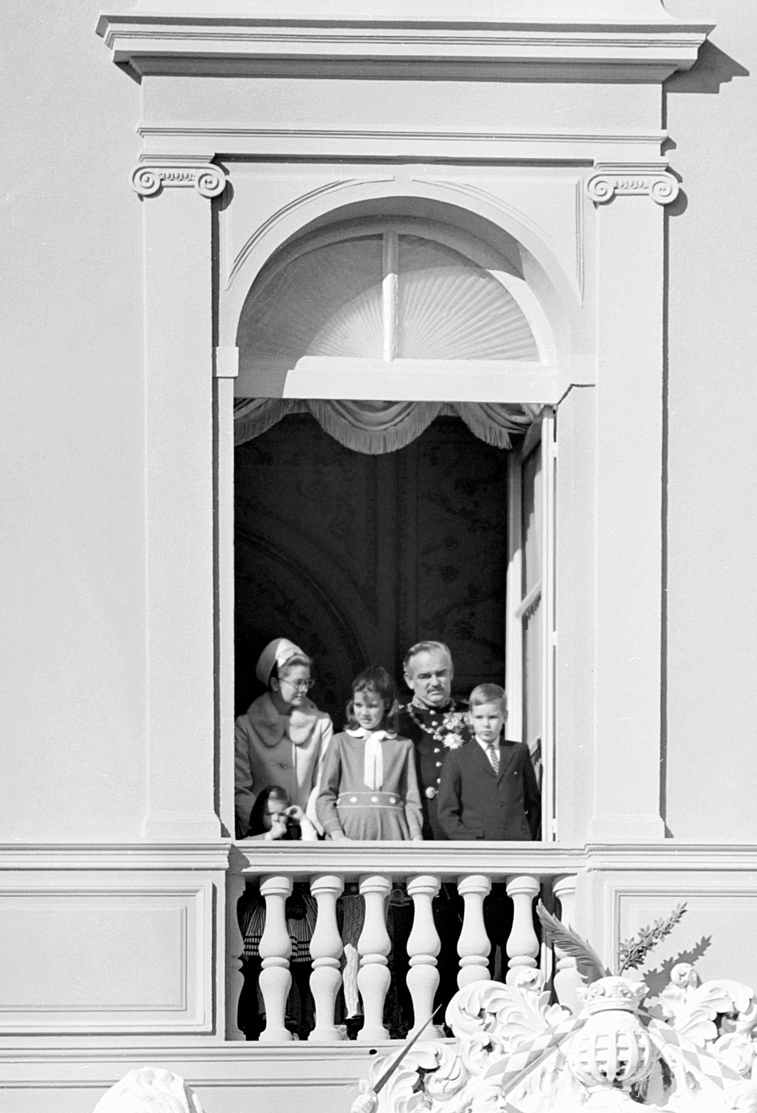 Prins Rainier III met zijn vrouw prinses Grace en hun kinderen Albert (R), prinses Caroline (m) en