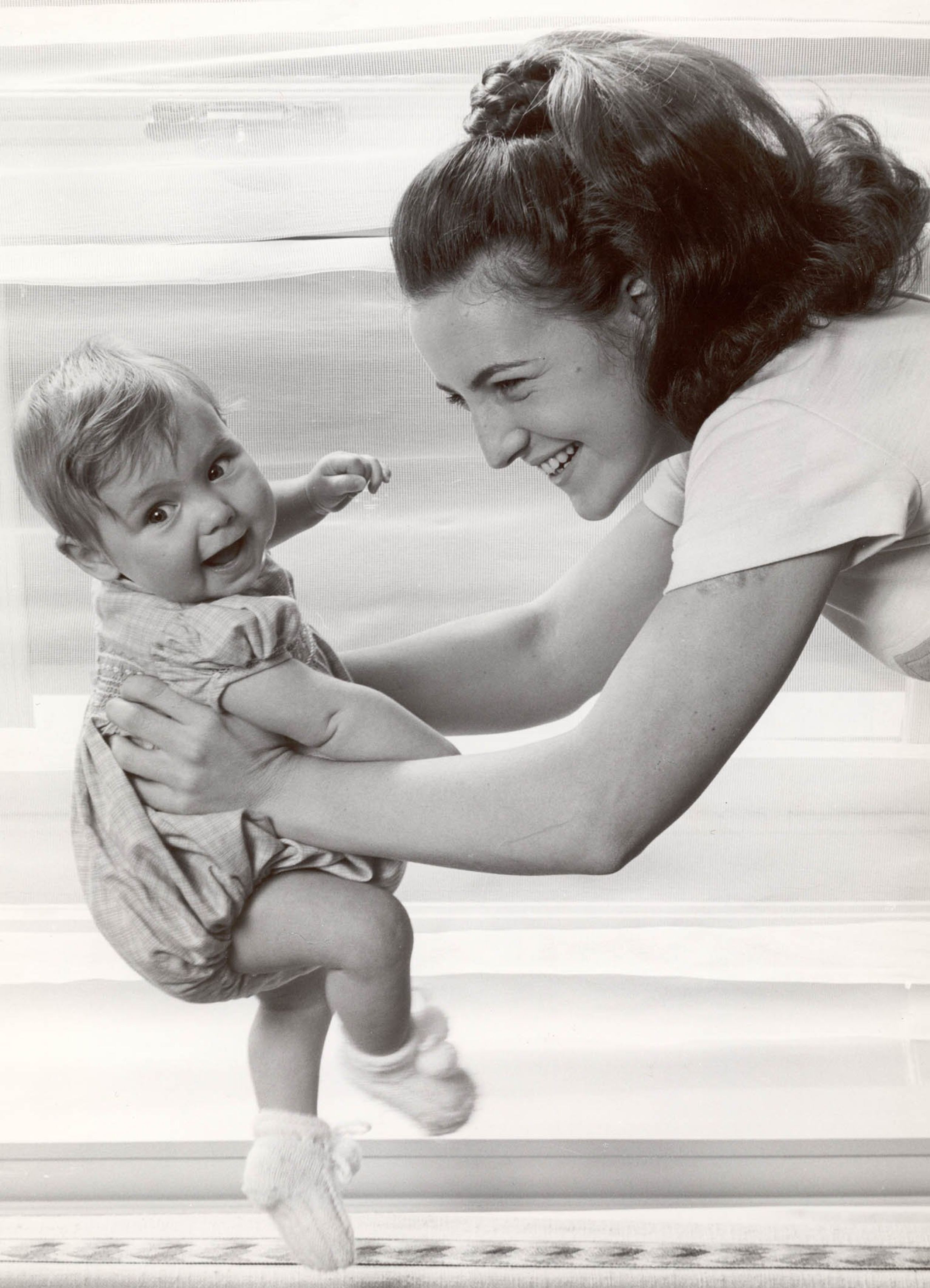 Moeder Margriet met haar oudste zoon Maurits (1968) in 1969.