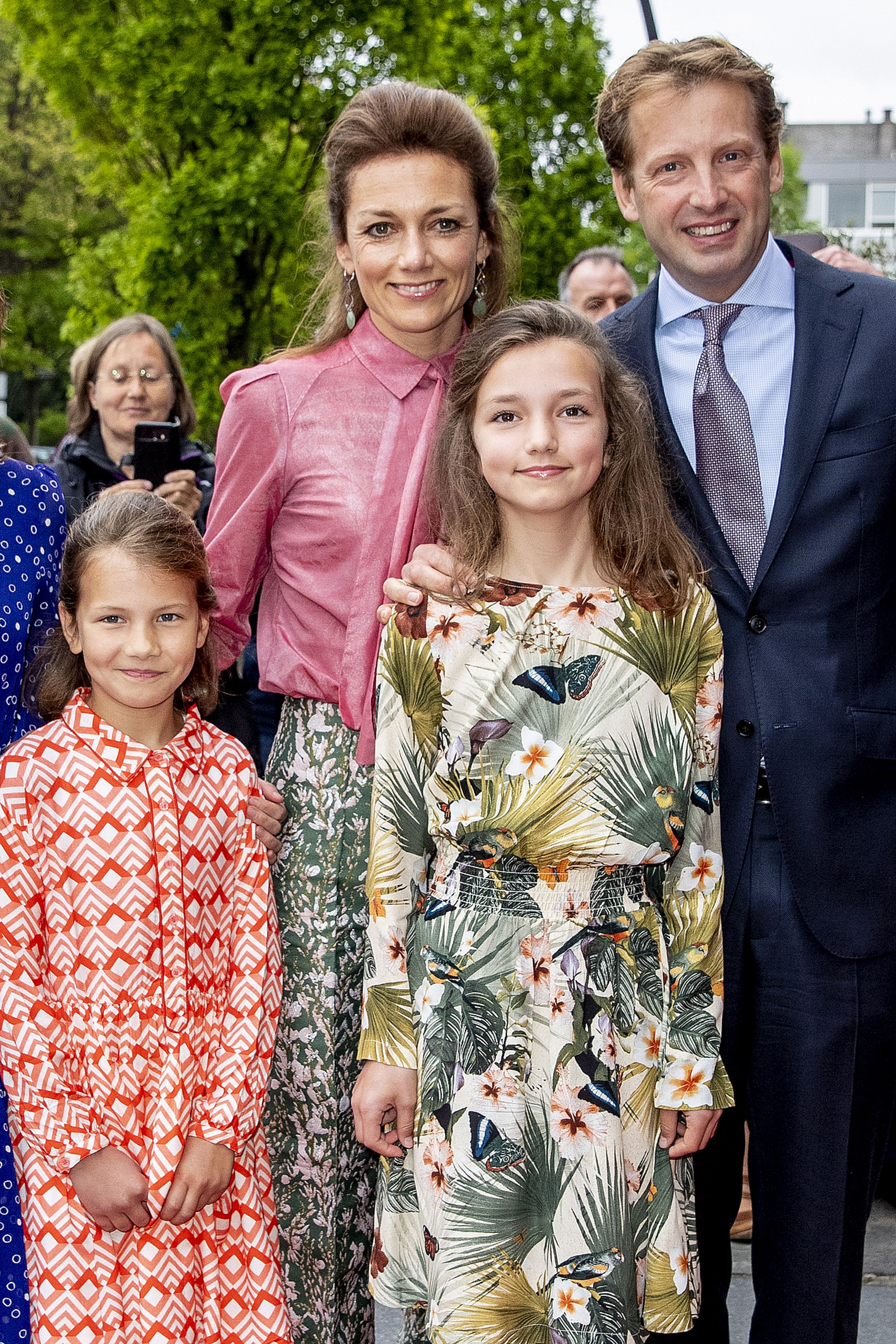Prinses Aimée komt met haar man en dochters aan bij theater Figi in Zeist, waar de 80e verjaardag van haar schoonvader Pieter van Vollenhoven wordt gevierd.
