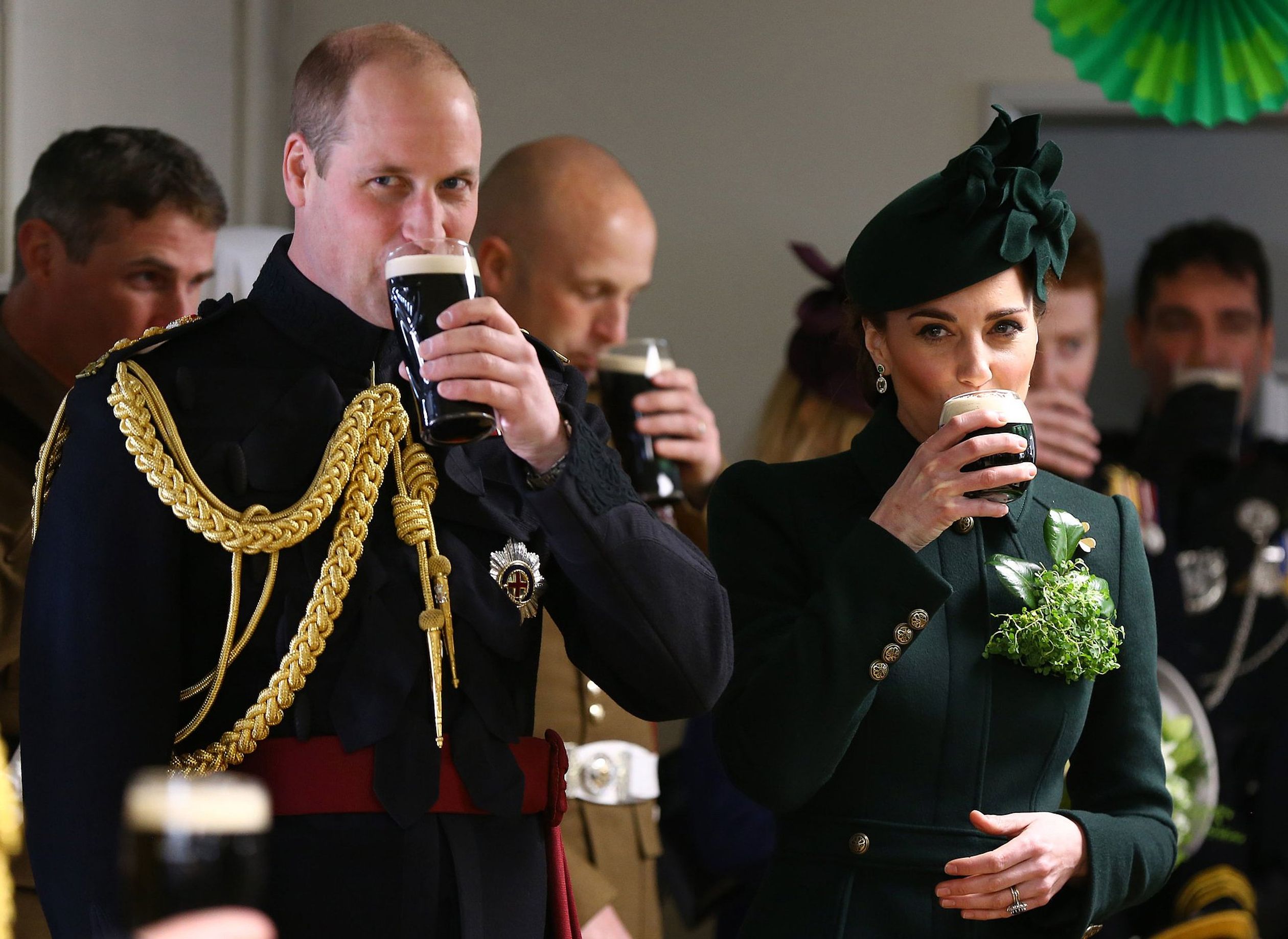 Nog een keertje van Guiness genieten! William en Catherine proosten met de officieren van het 1e Bataljon Ierse Bewakers na de St Patrick's Day parade (2020).