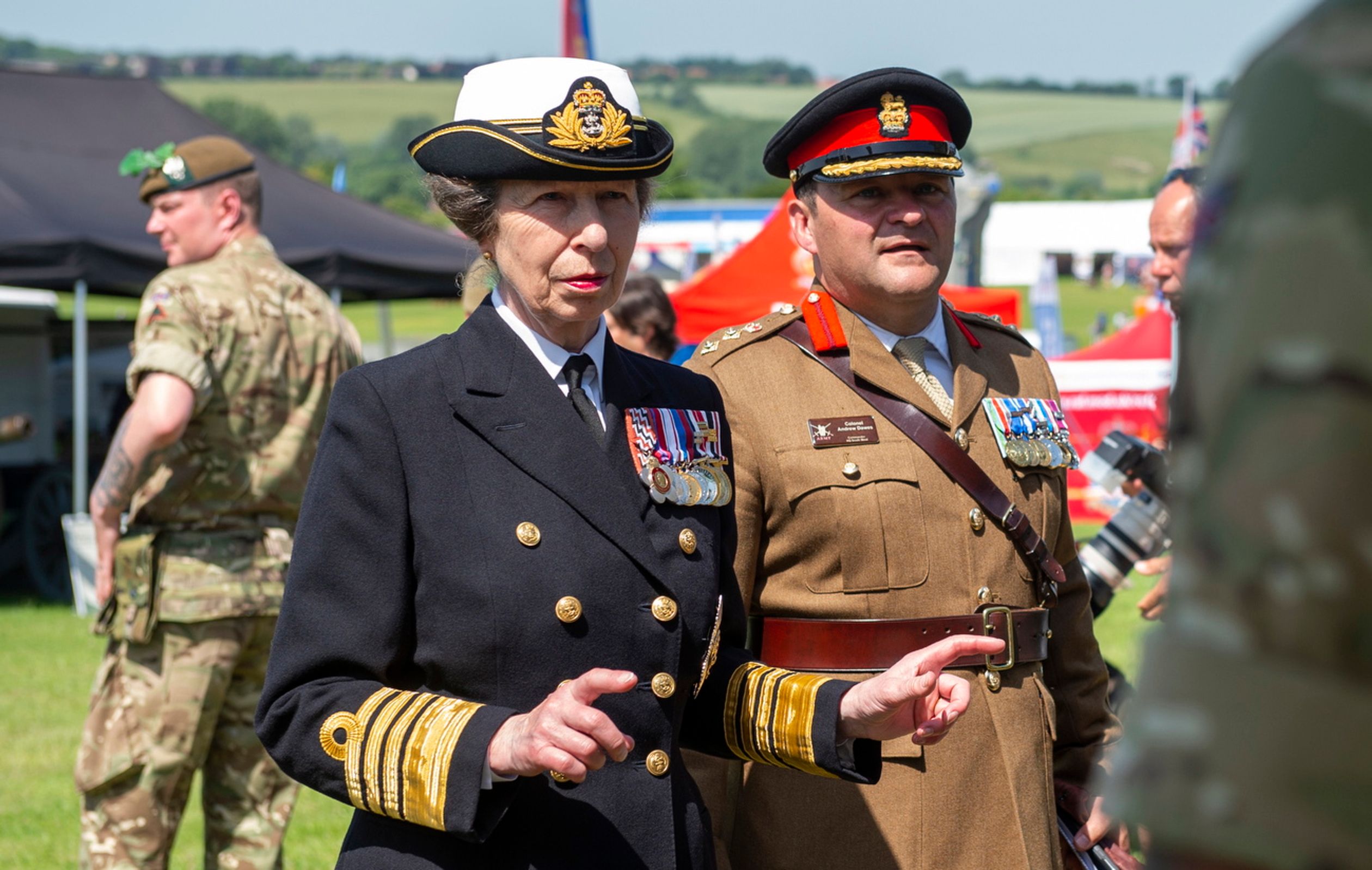 Prinses Anne in gesprek met de troepen in Salisbury, Zuid-Engeland, 29 juni 2019 tijdens National