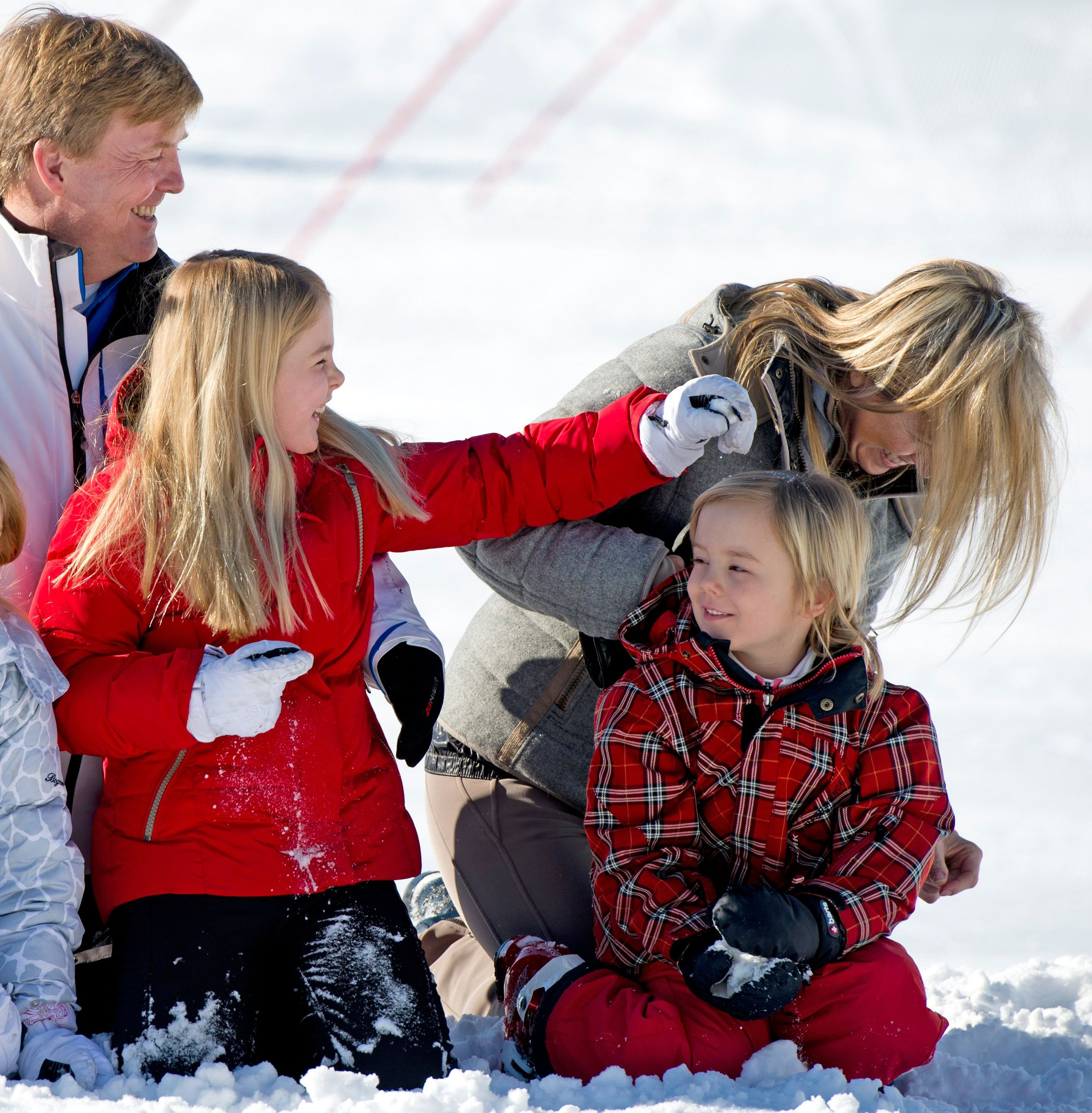 18 Februari 2013: Amalia mag van haar vader geen sneeuwballen naar de pers gooien... dus krijgt