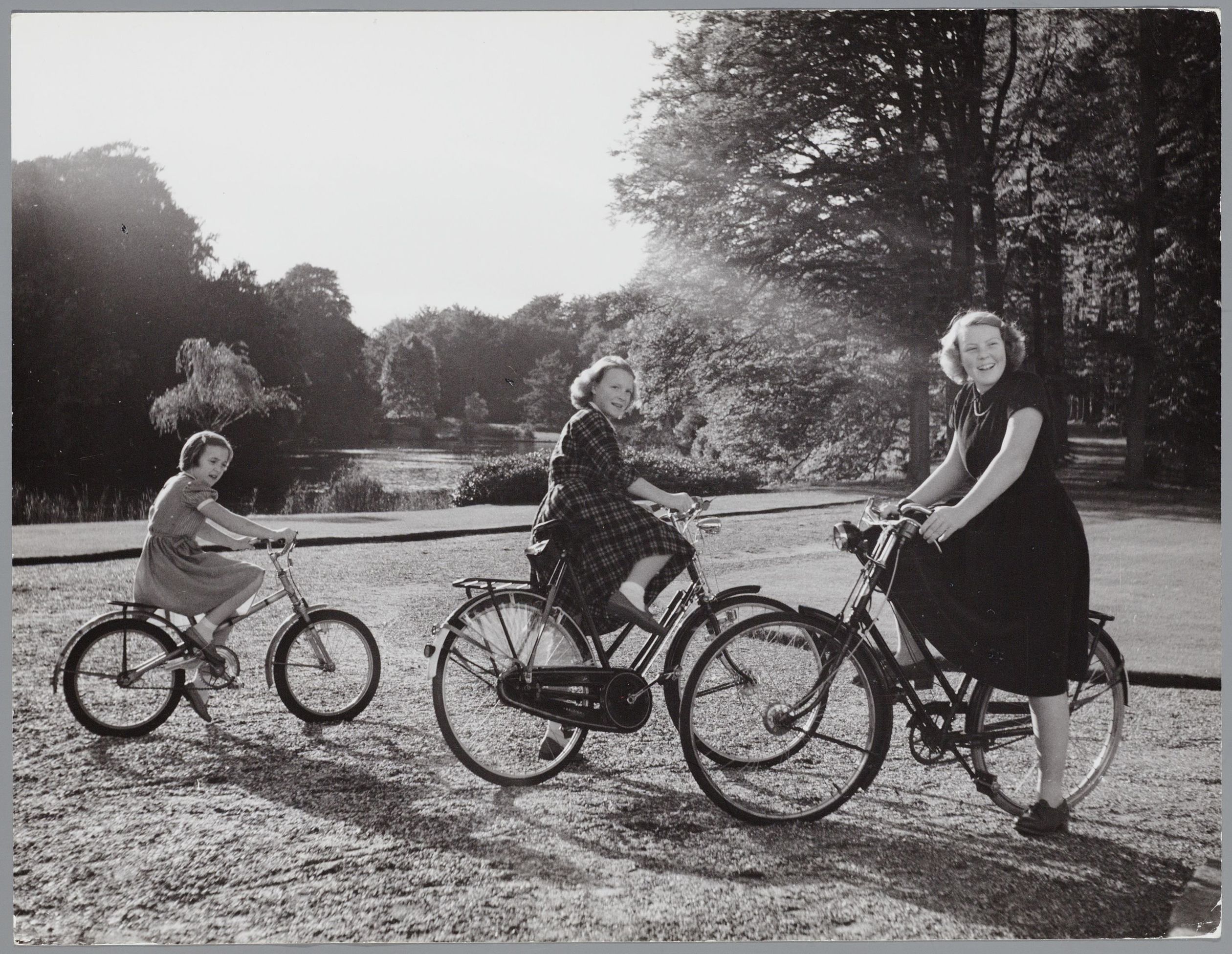 De prinsessen Beatrix, Irene en Margriet op de fiets in de tuin van Paleis Soestdijk, 1952.