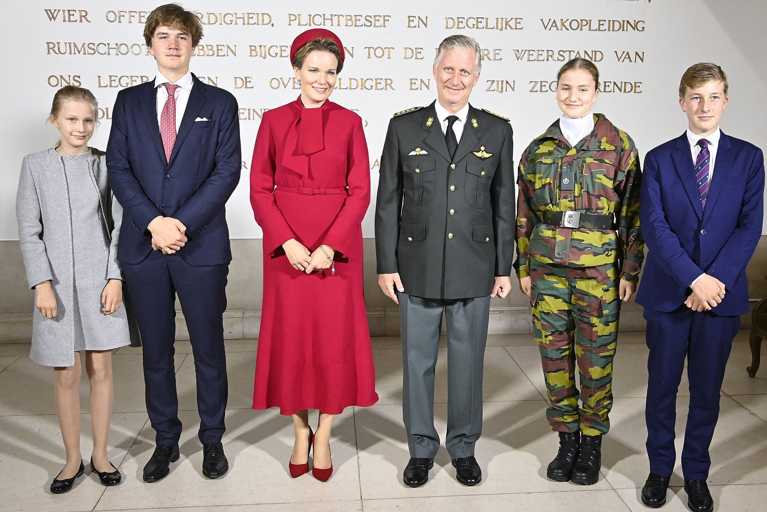 Het koninklijk gezin poseert tijdens de opening van het academisch jaar. Prinses Elisabeth volgt dit