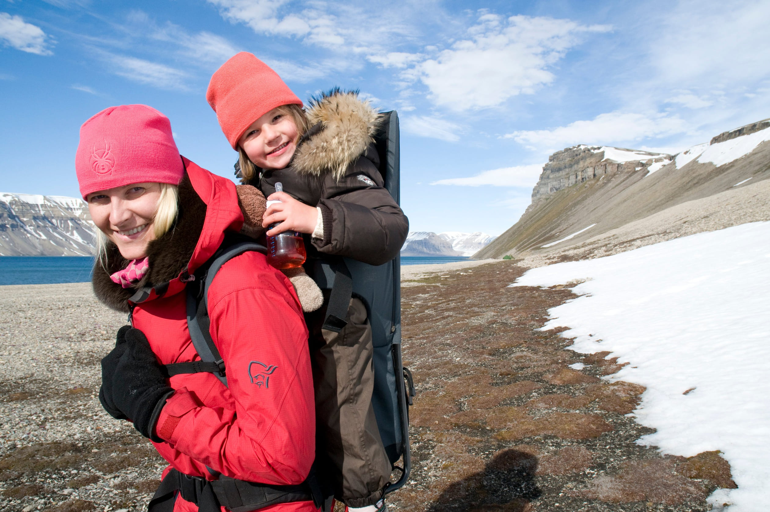 Mette_Marit_met_dochter_tijdens_wandeling.jpg
